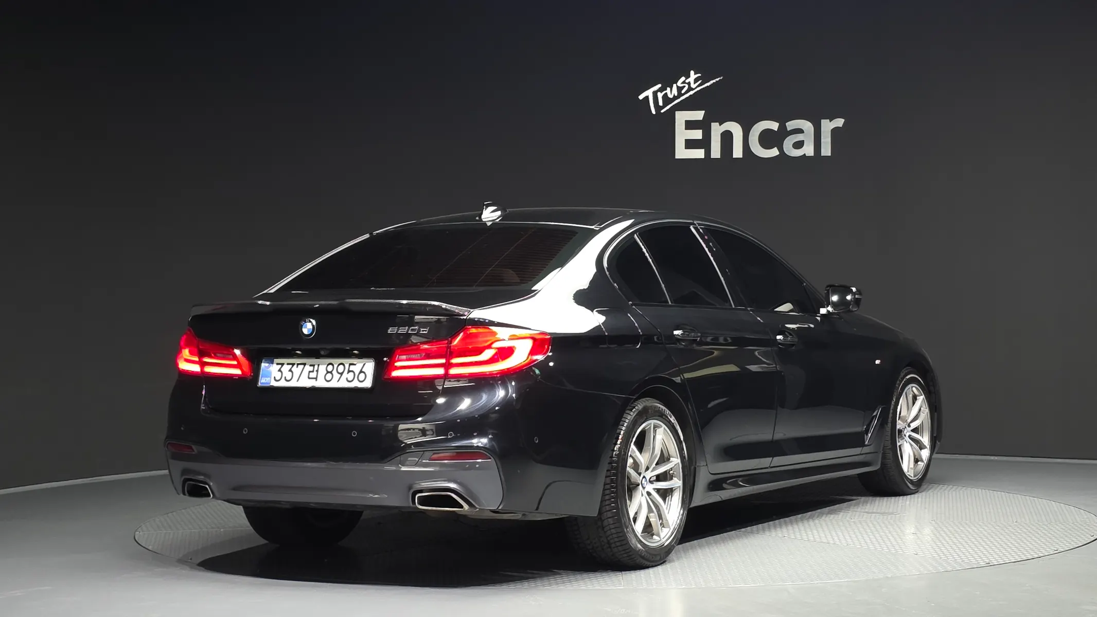 BMW 5 Series (G30) 520d M 2017 2/33