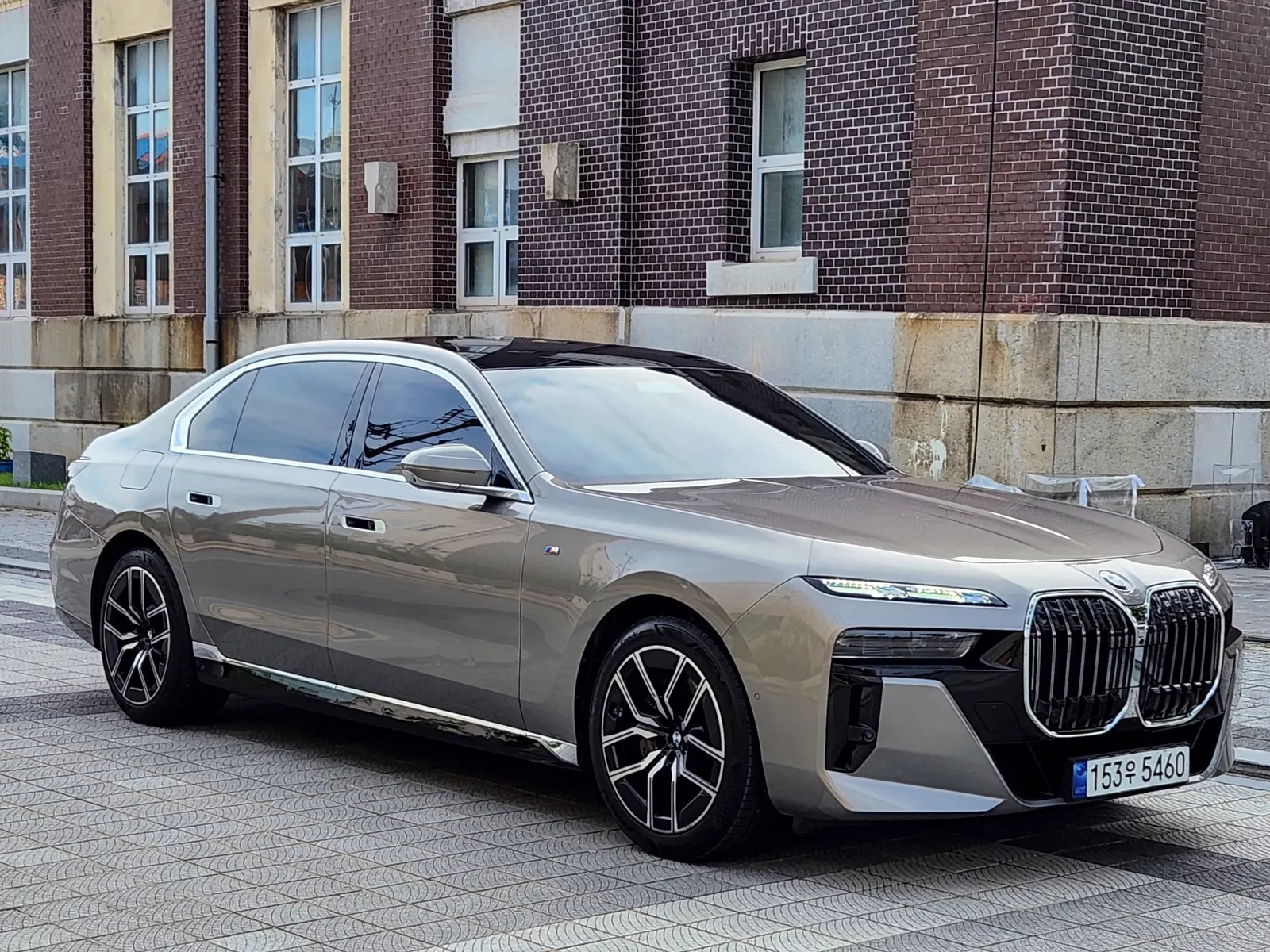 BMW 7 Series (G70) 740i sDrive M 2023 2/15