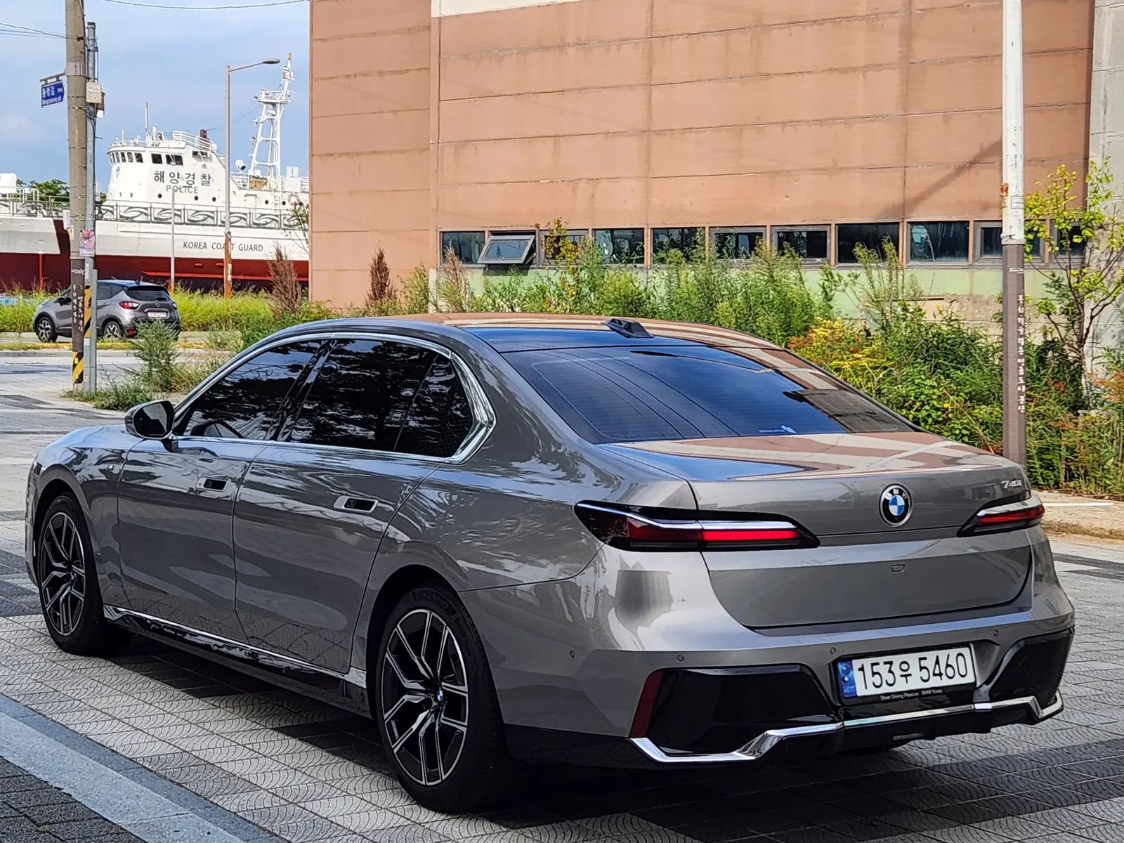 BMW 7 Series (G70) 740i sDrive M 2023 3/15