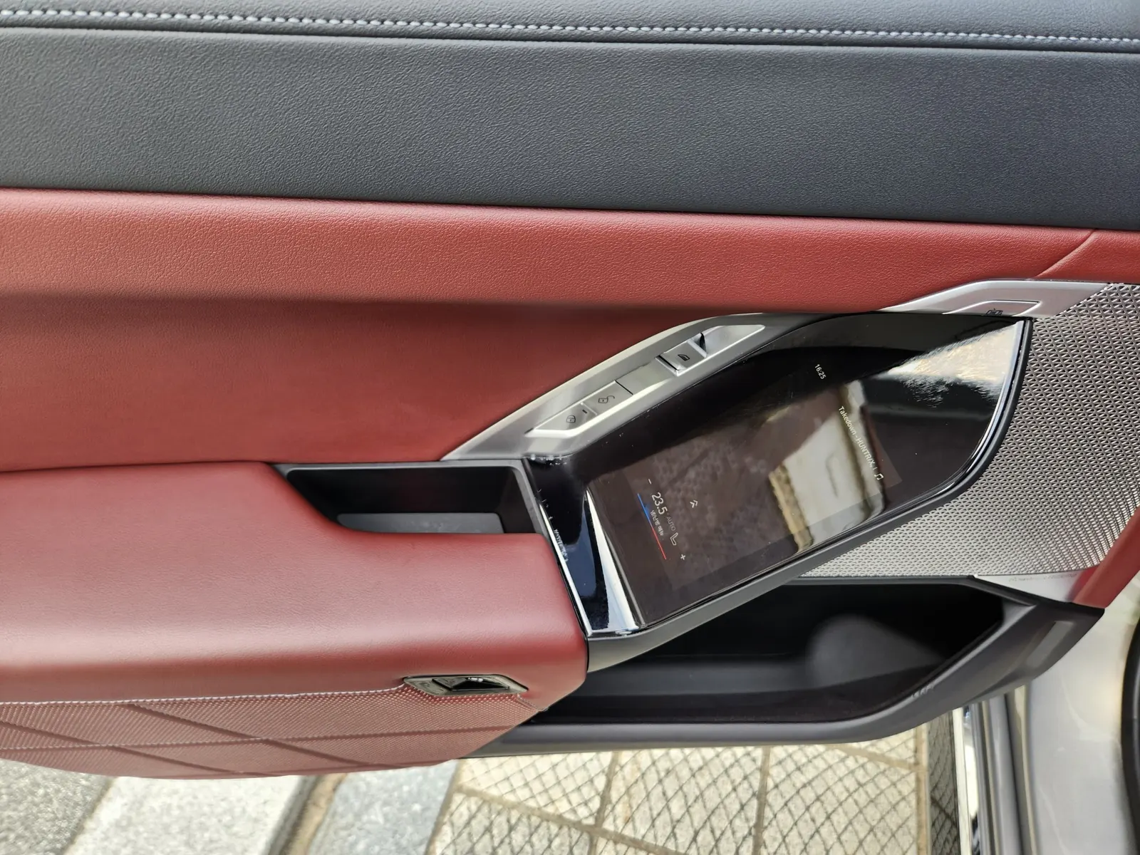 BMW 7 Series (G70) 740i sDrive M 2023 14/15