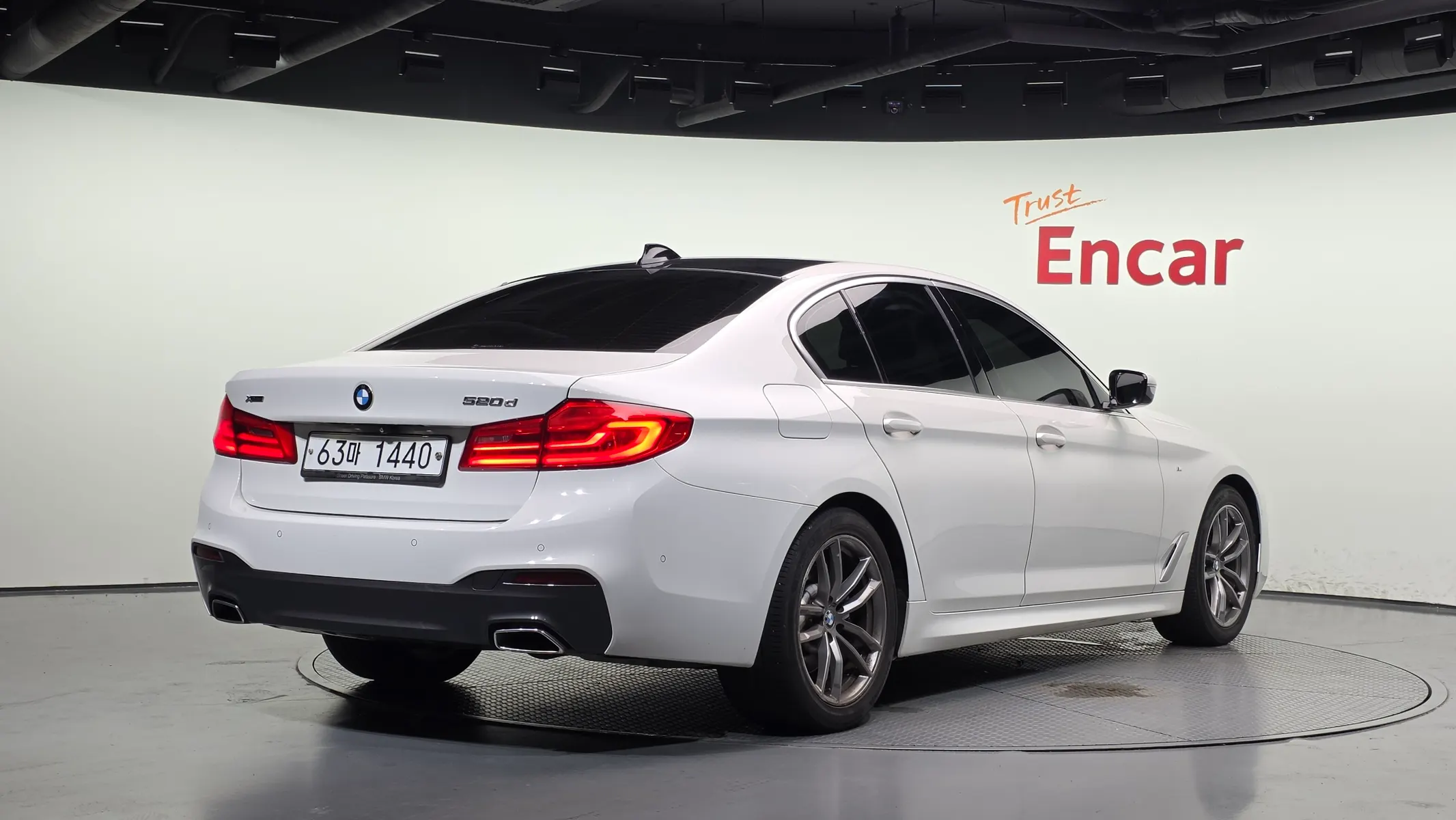 BMW 5 Series (G30) 520d xDrive M 2019 2/35