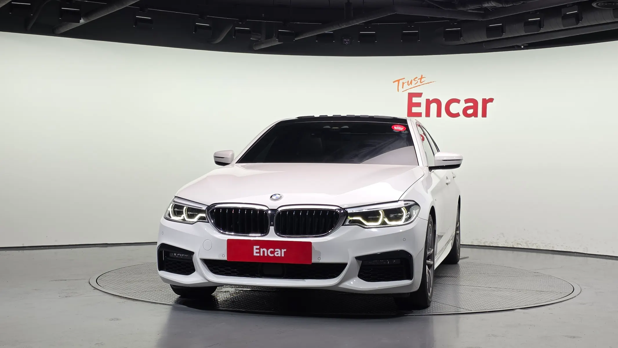 BMW 5 Series (G30) 520d xDrive M 2019 3/35