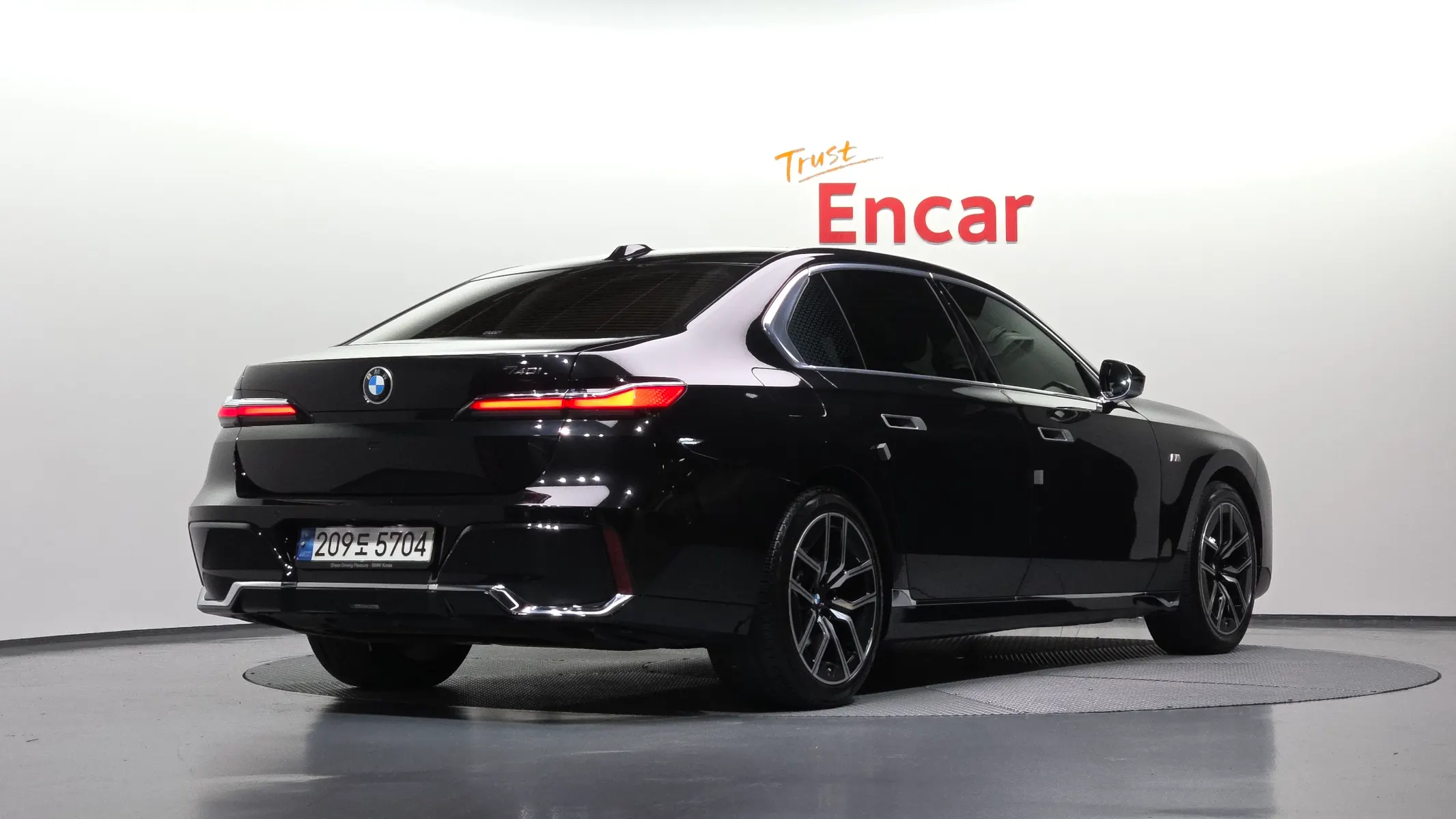 BMW 7 Series (G70) 740i sDrive M 2023 2/36