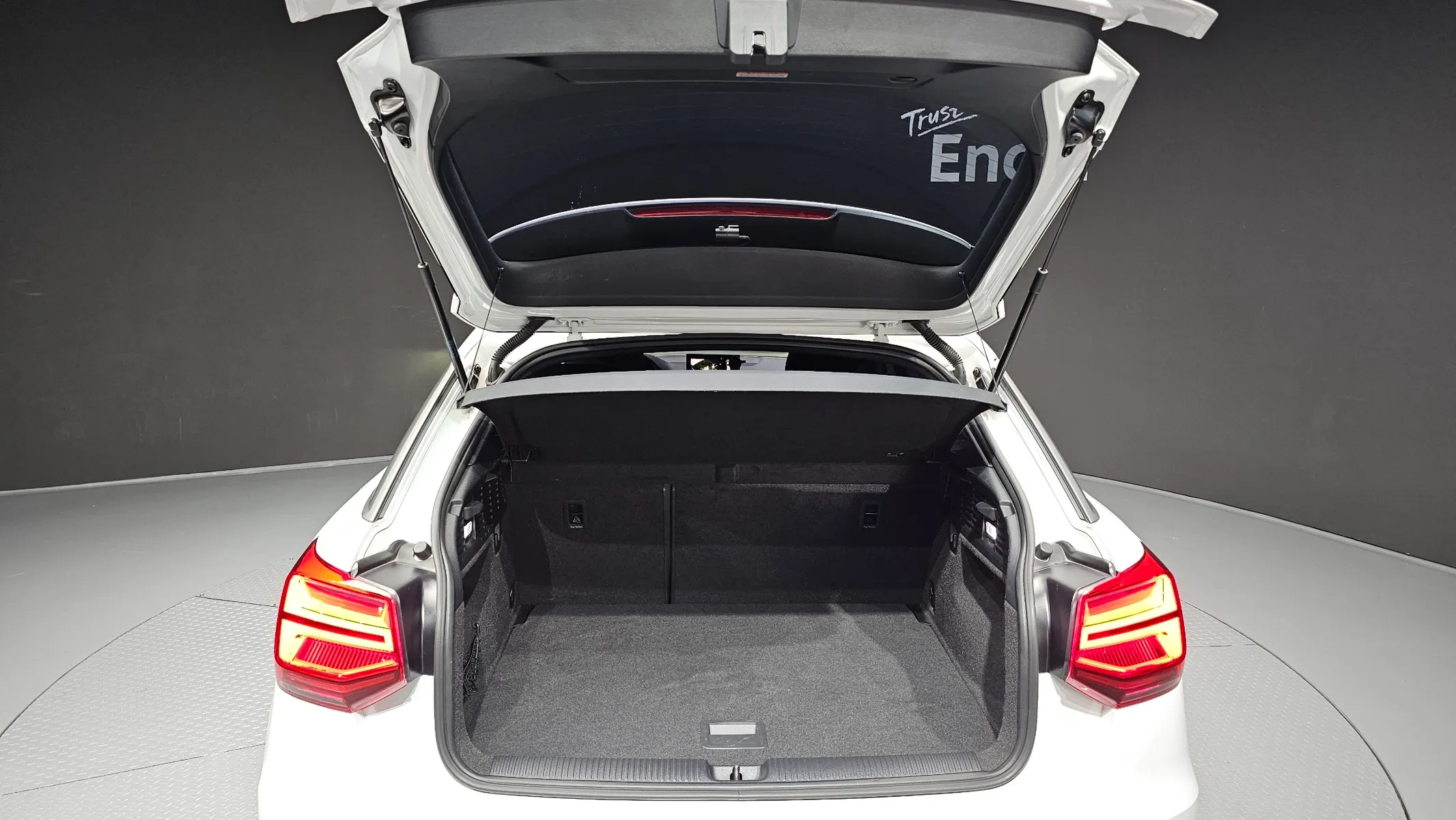 Audi Q2 35 TDI 2020 33/34