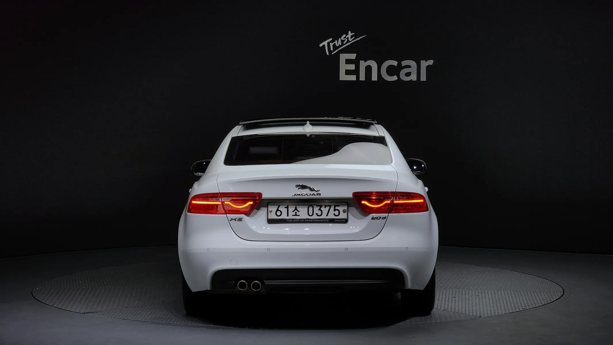 Jaguar XE 20d 2016 3/5