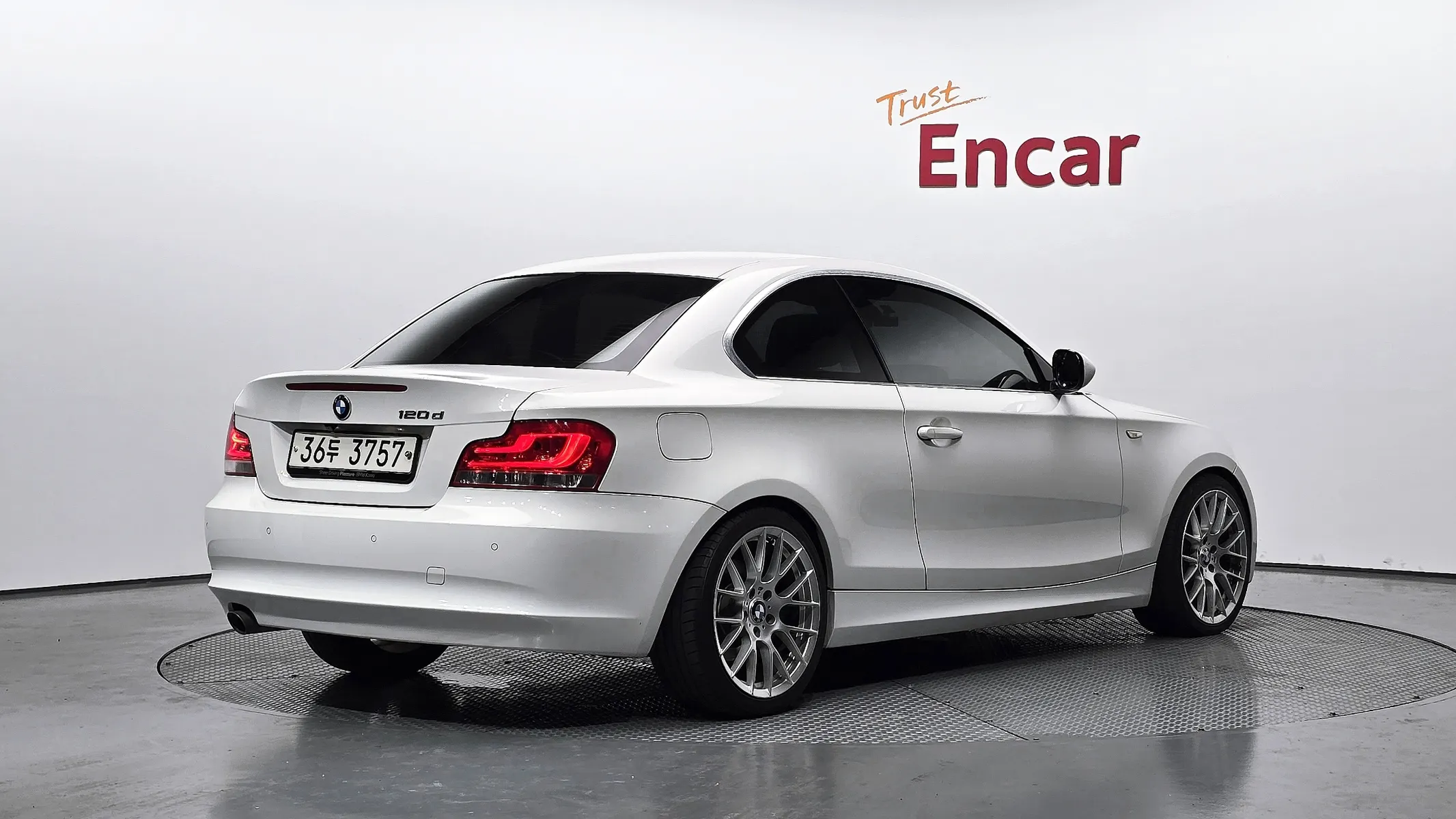 BMW 1 Series (E82) 120d 2011 2/21