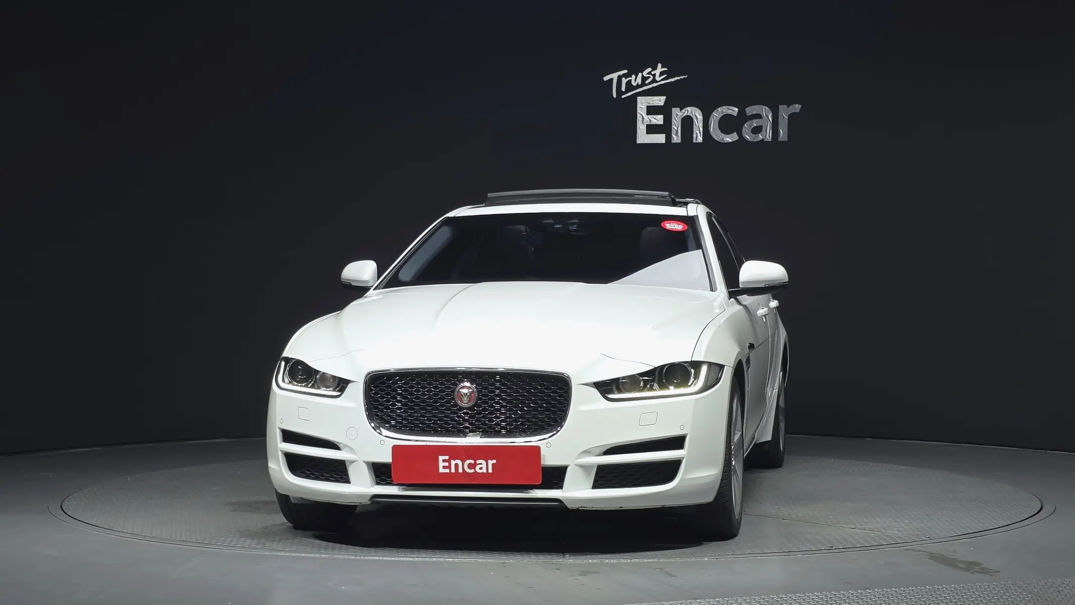 Jaguar XE 20d AWD 2017 2/5