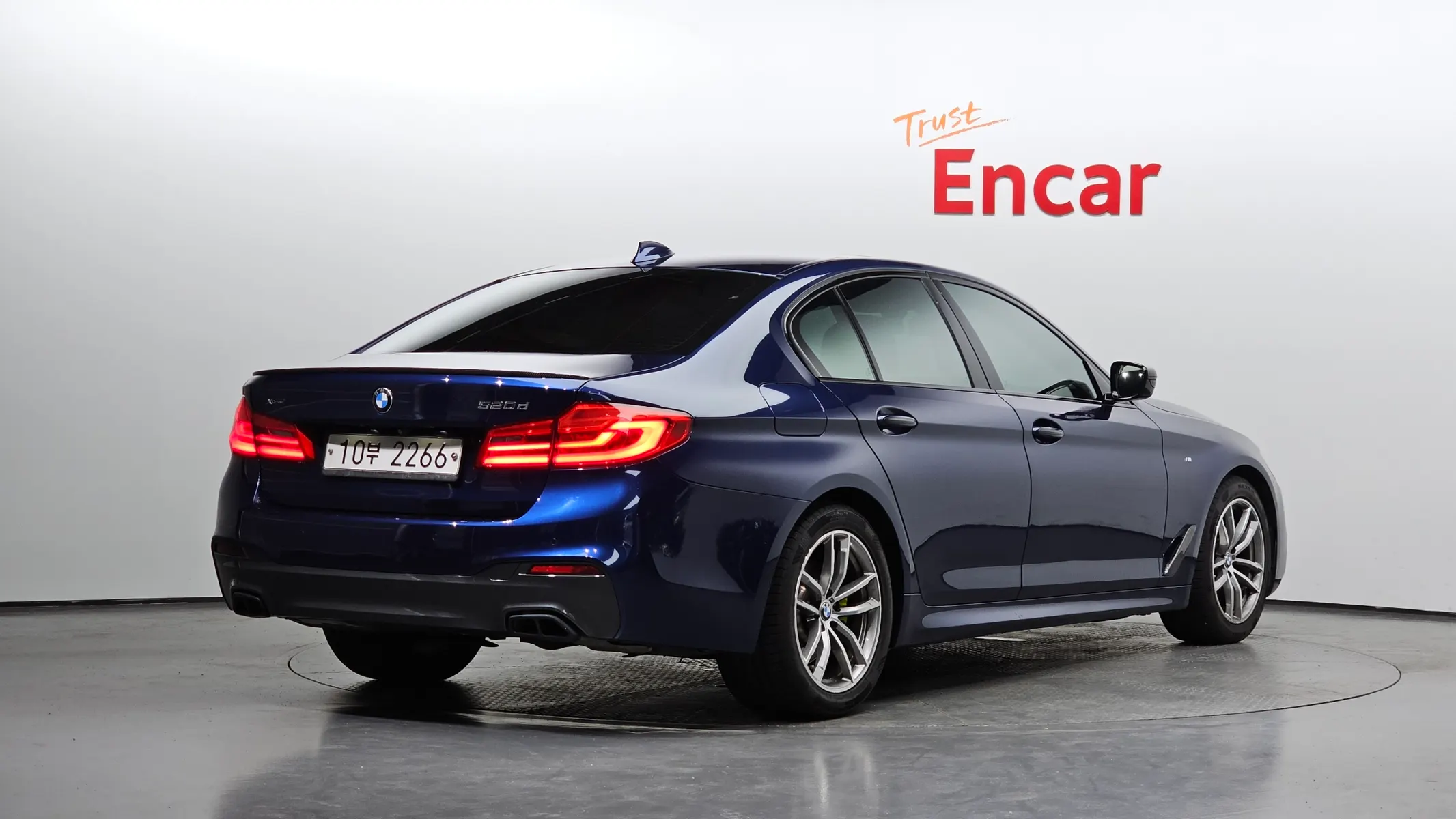 BMW 5 Series (G30) 520d xDrive M 2017 2/21