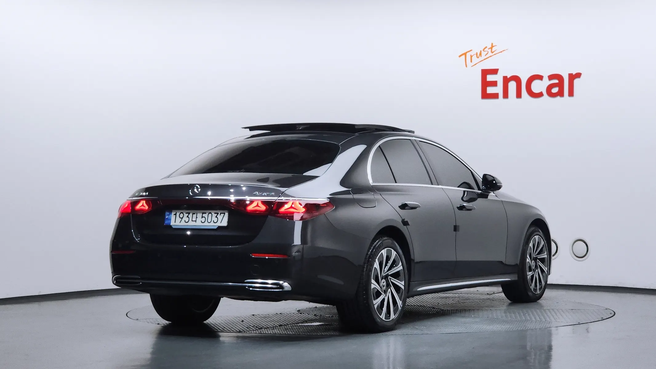 Mercedes-Benz E-Class W214 E300 4MATIC 2024 2/36