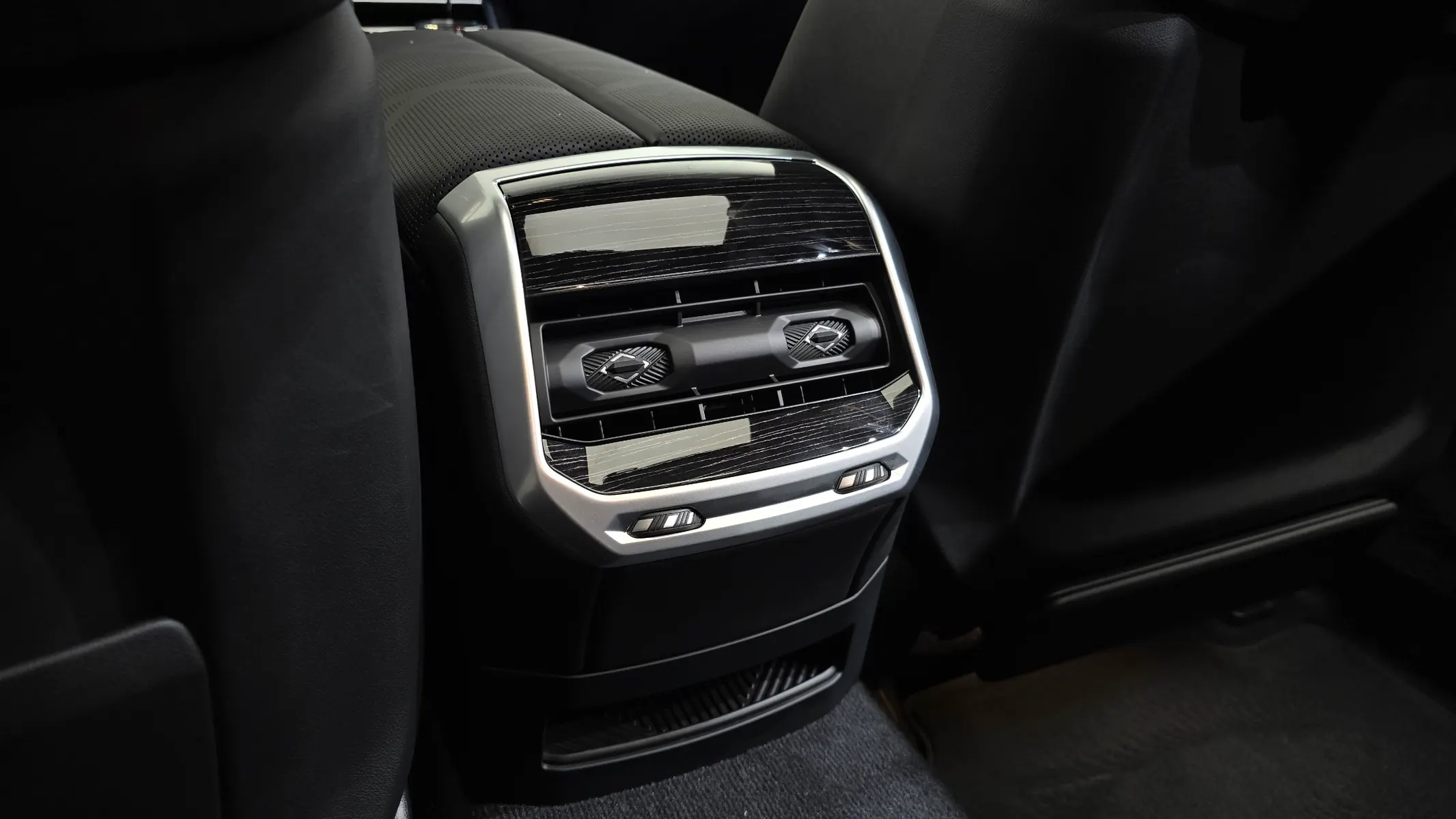BMW 7 Series (G70) 740i xDrive M 2025 36/37