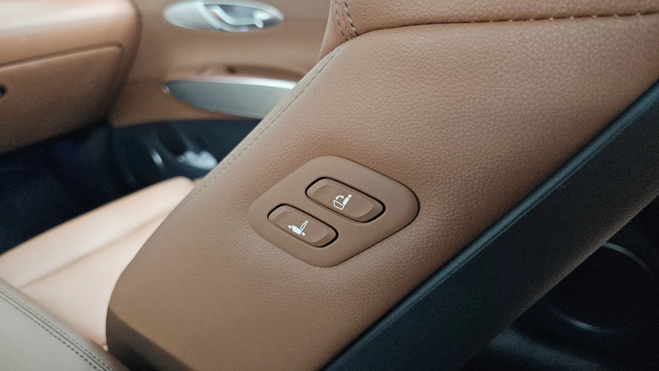 Genesis GV70 2.5T 2WD 2025 34/35
