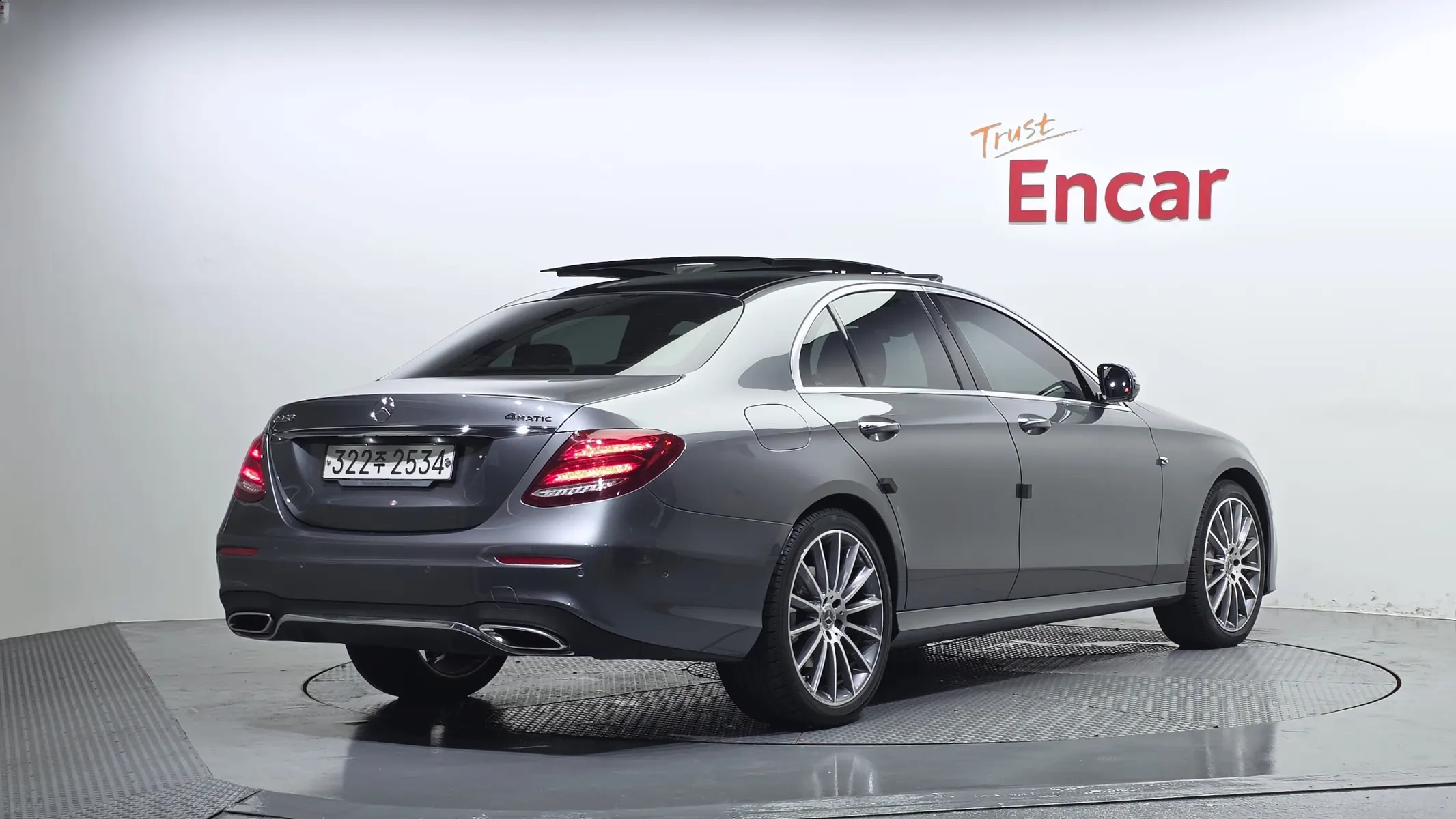 Mercedes-Benz E-Class W213 E350 4MATIC AMG Line 2019 2/35