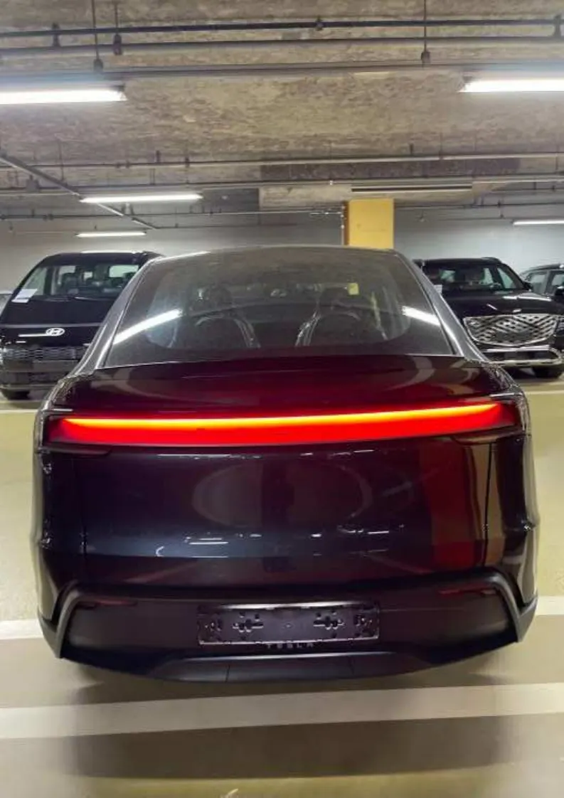 Tesla Y L AWD 2026 2/5