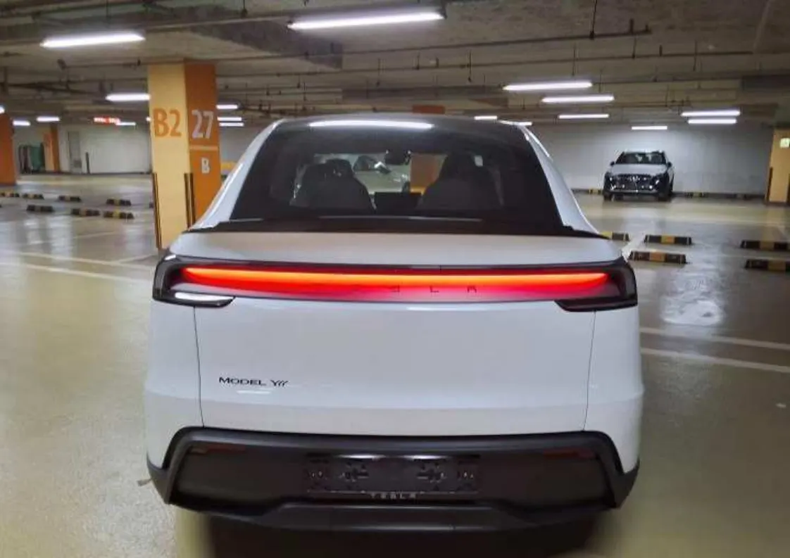 Tesla Y L AWD 2026 2/5