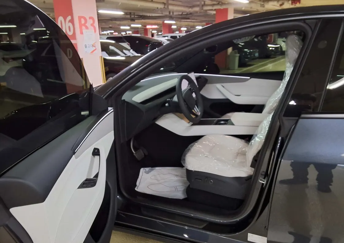 Tesla Y L AWD 2026 3/5