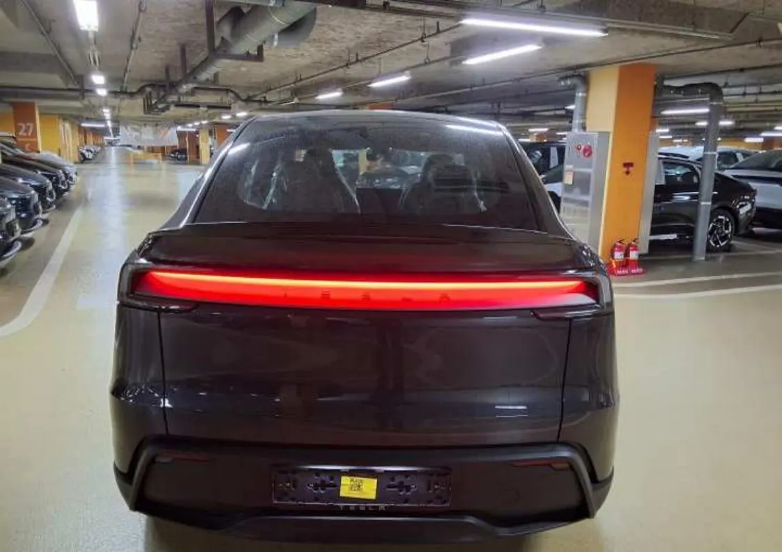 Tesla Y L AWD 2026 2/5