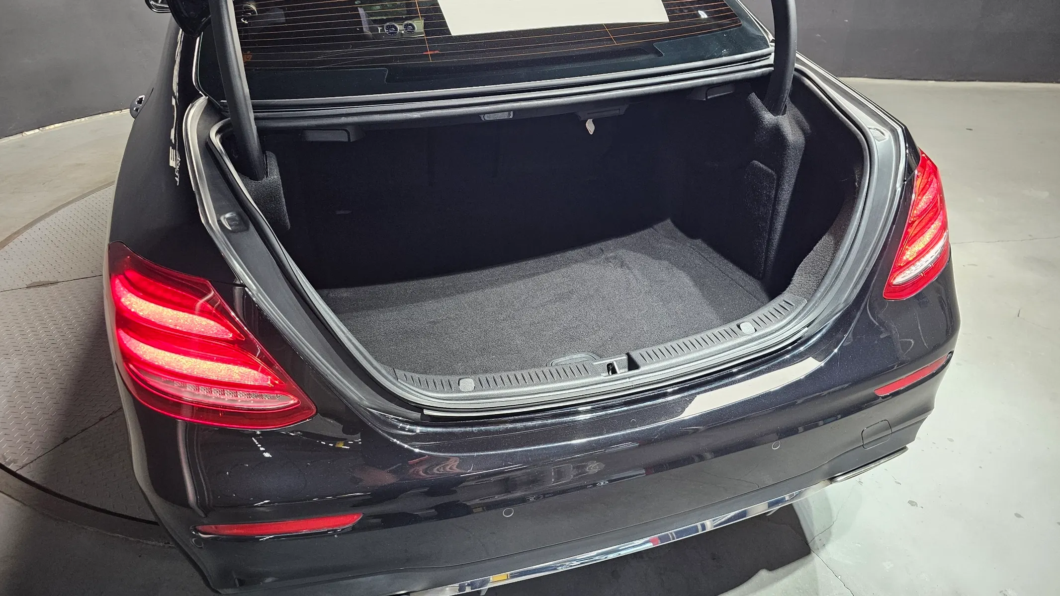Mercedes-Benz E-Class W213 E300 4MATIC AMG Line 2018 30/31