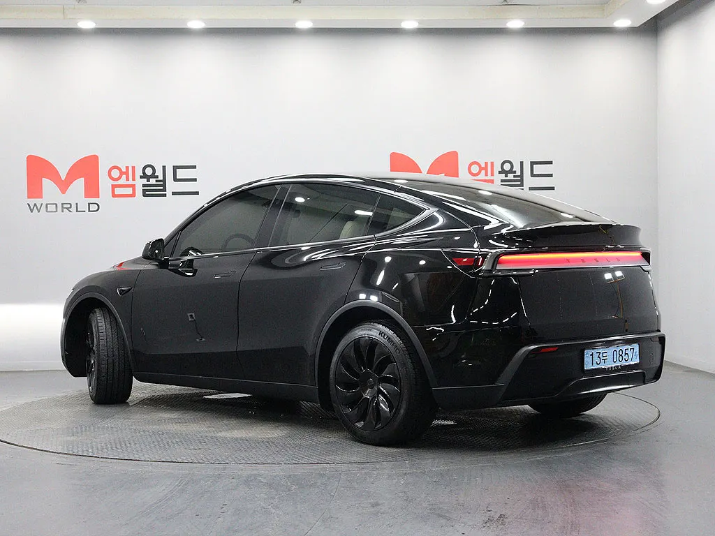 Tesla Y RWD 2025 3/5