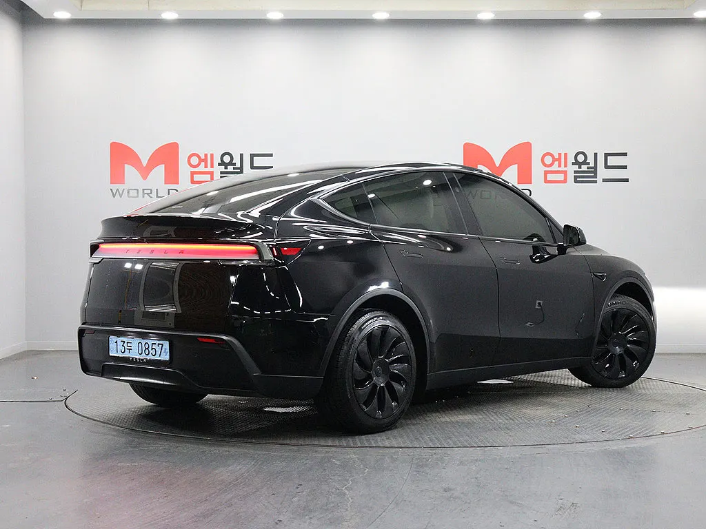 Tesla Y RWD 2025 2/5