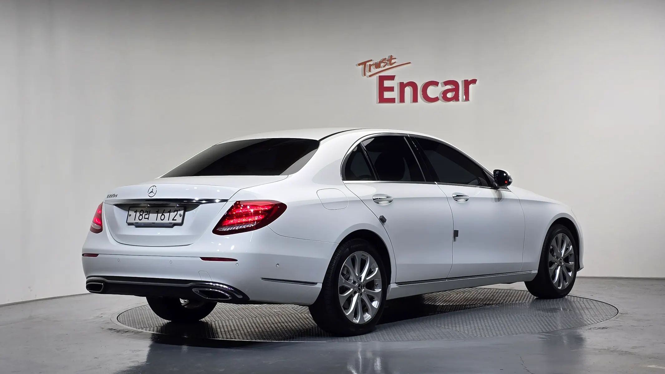 Mercedes-Benz E-Class W213 E220d 2018 2/34