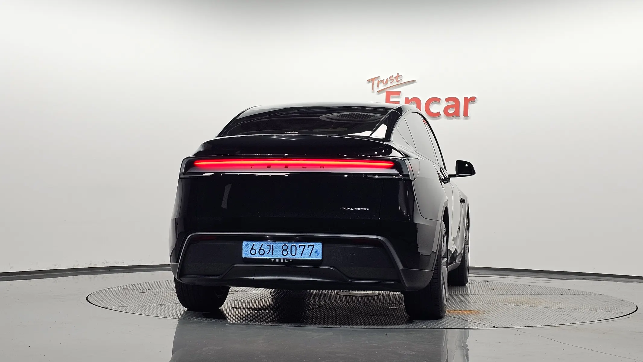 Tesla Y AWD 2025 3/5