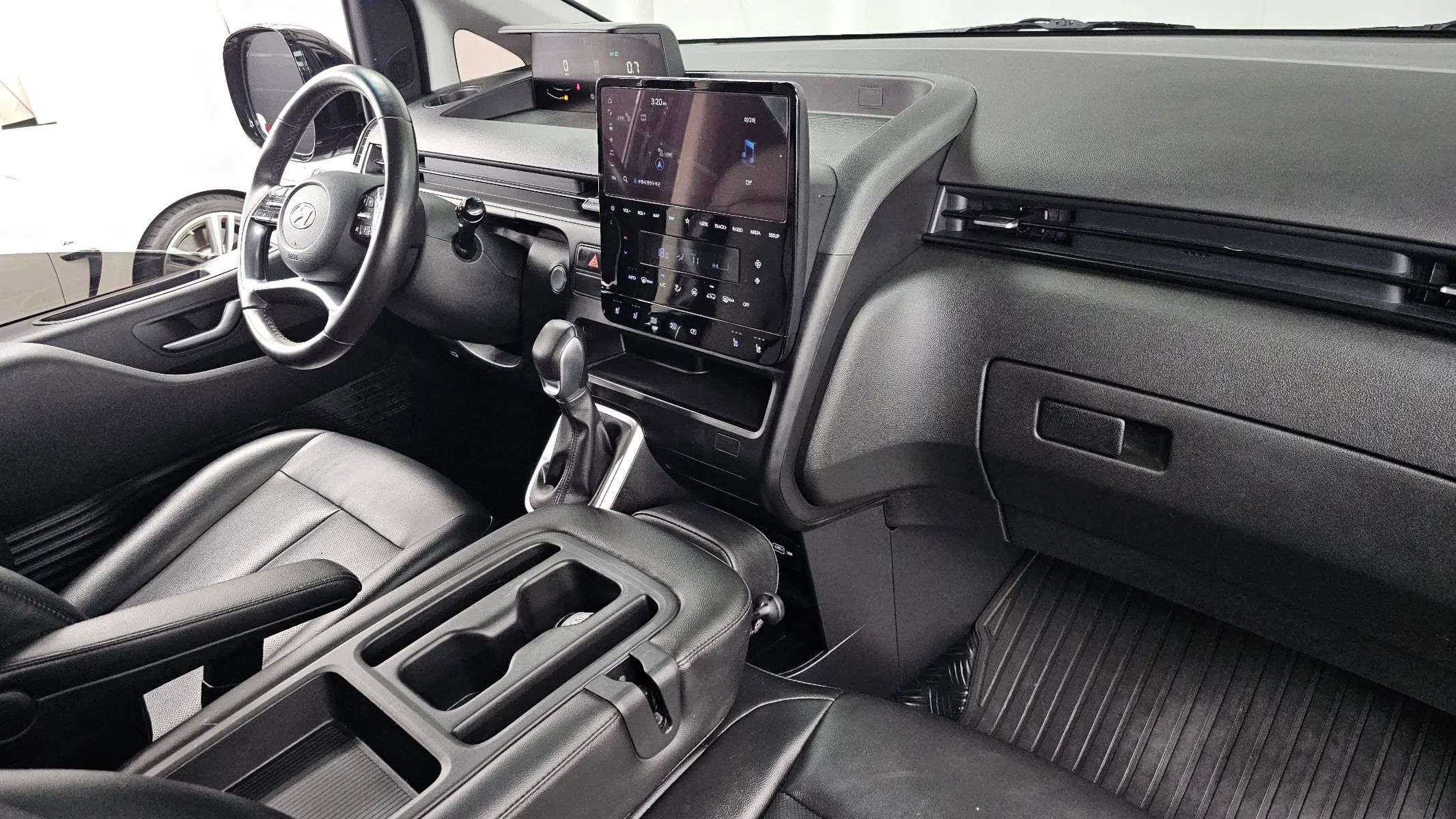 Hyundai Staria 3 2022 4/5