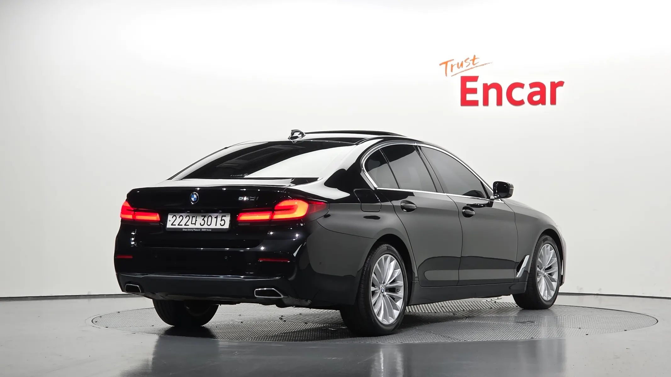 BMW 5 Series (G30) 520i 2023 2/33