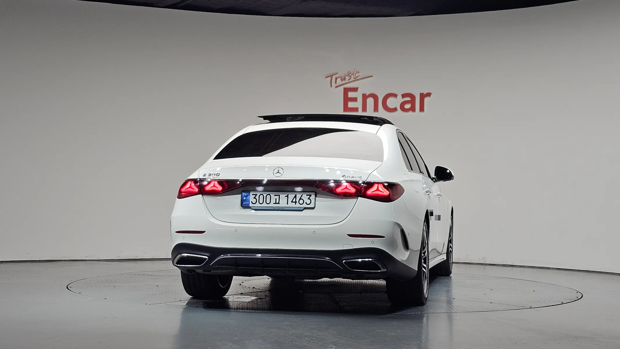 Mercedes-Benz E-Class W214 E300 4MATIC AMG Line 2024 3/36