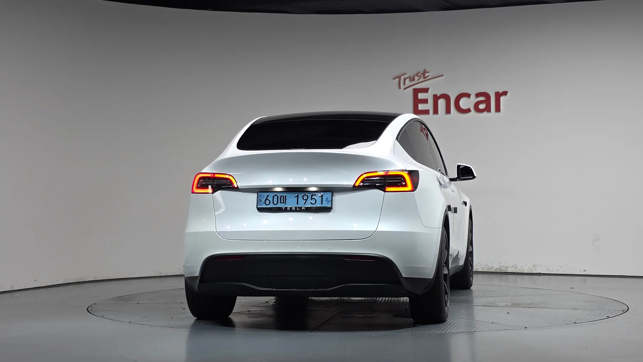 Tesla Y AWD 2021 3/5