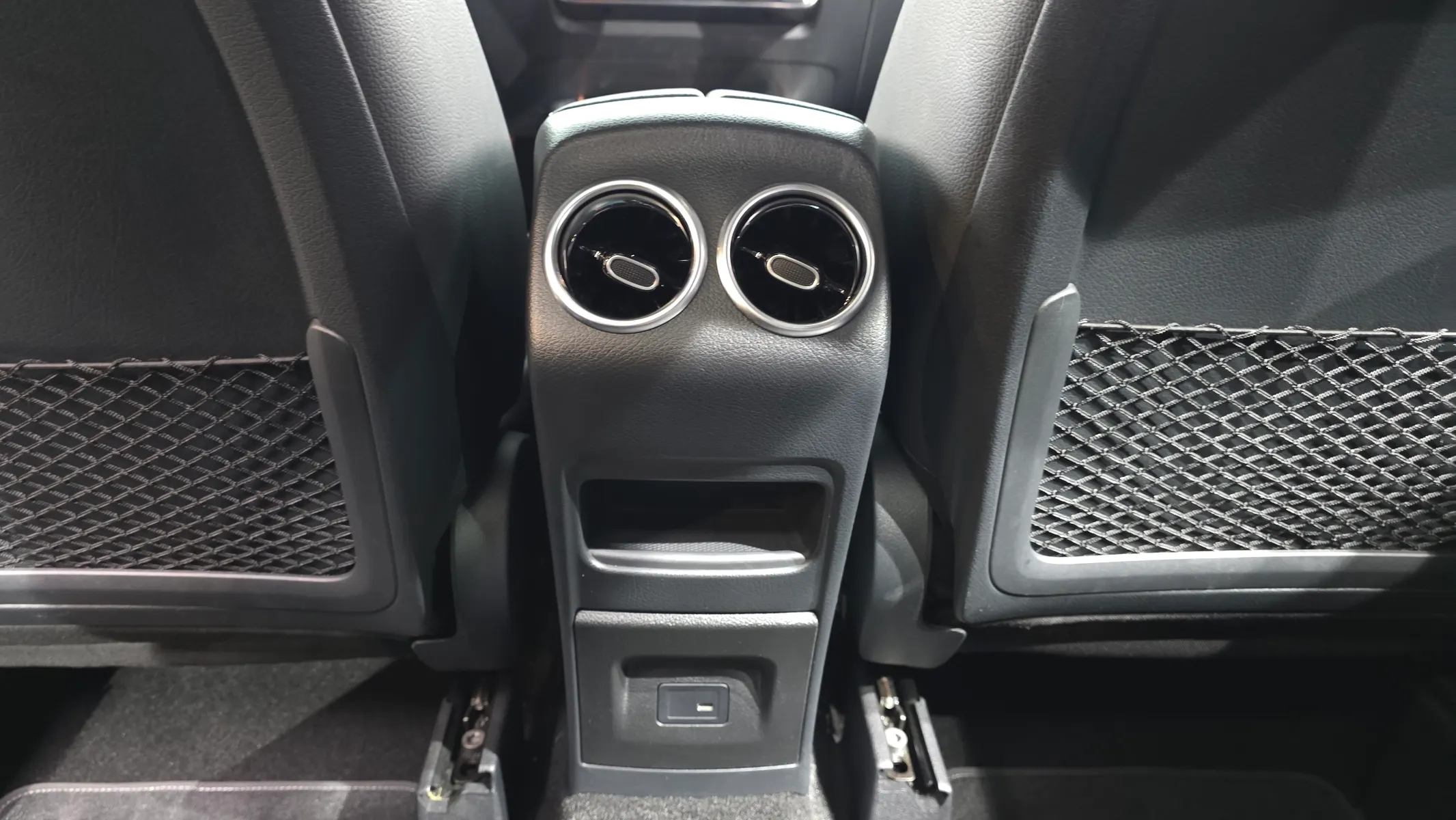 Mercedes-Benz GLA-Class H247 GLA220 2021 32/33