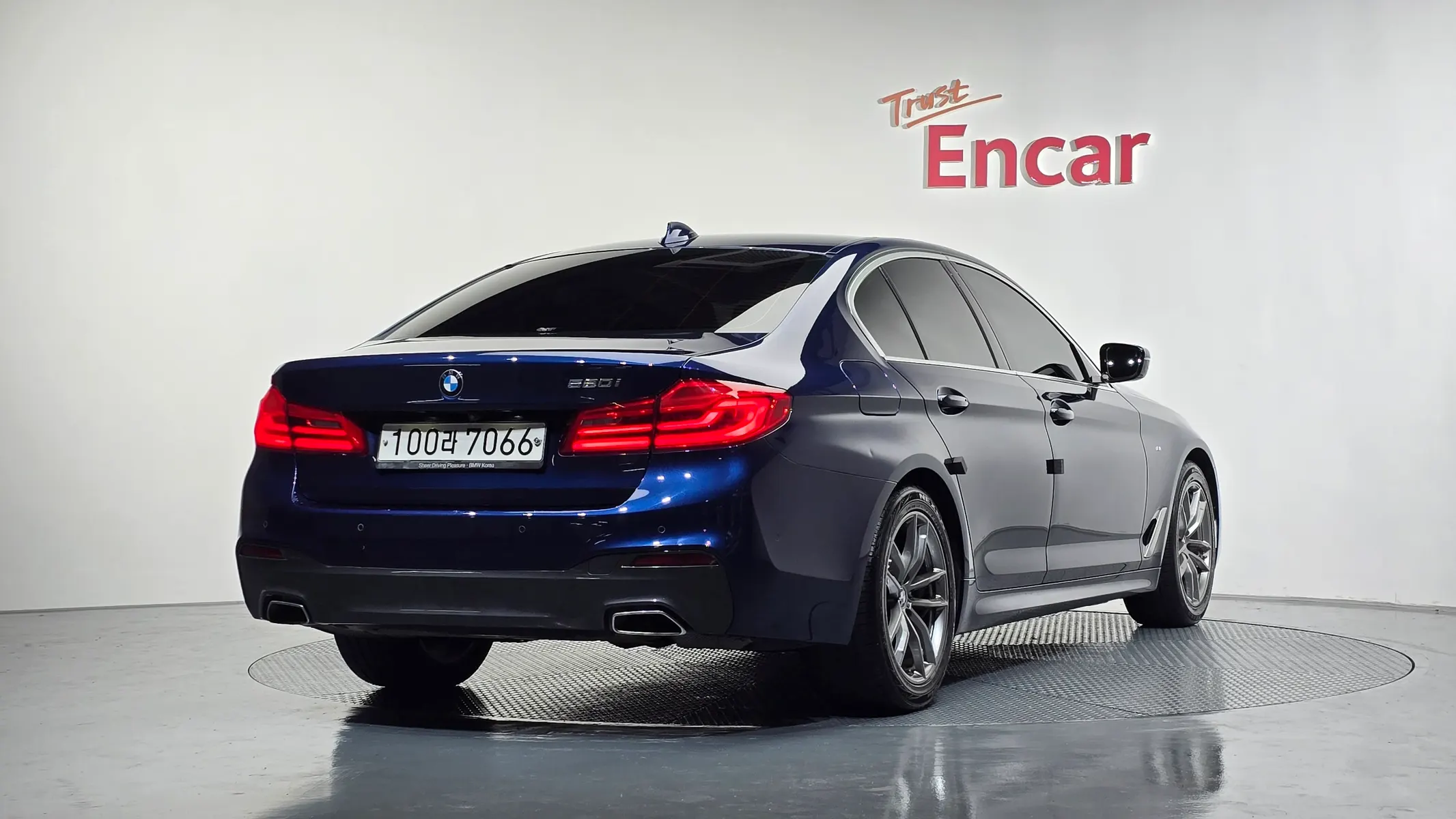 BMW 5 Series (G30) 520i M 2020 2/21