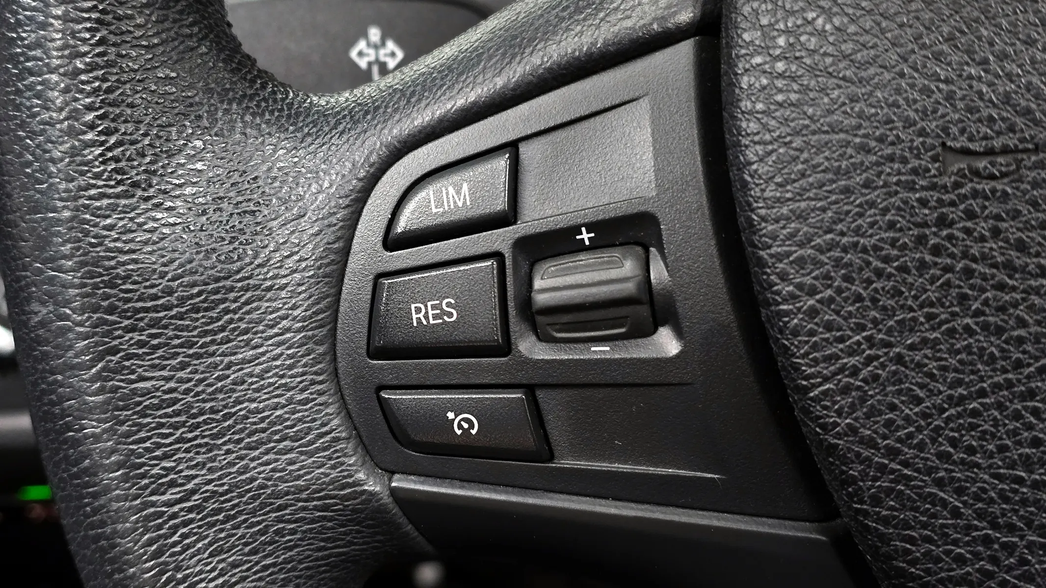 BMW 3 Series (F30) 320d 2018 32/33