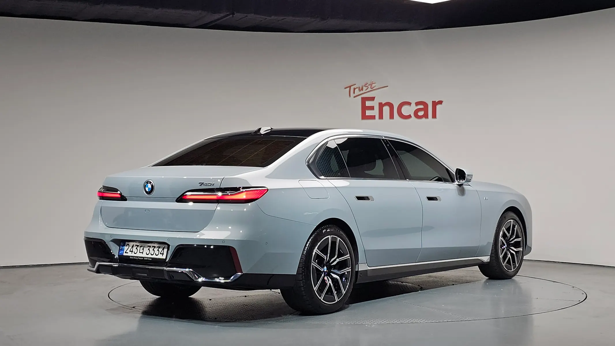 BMW 7 Series (G70) 740i sDrive M 2023 2/42