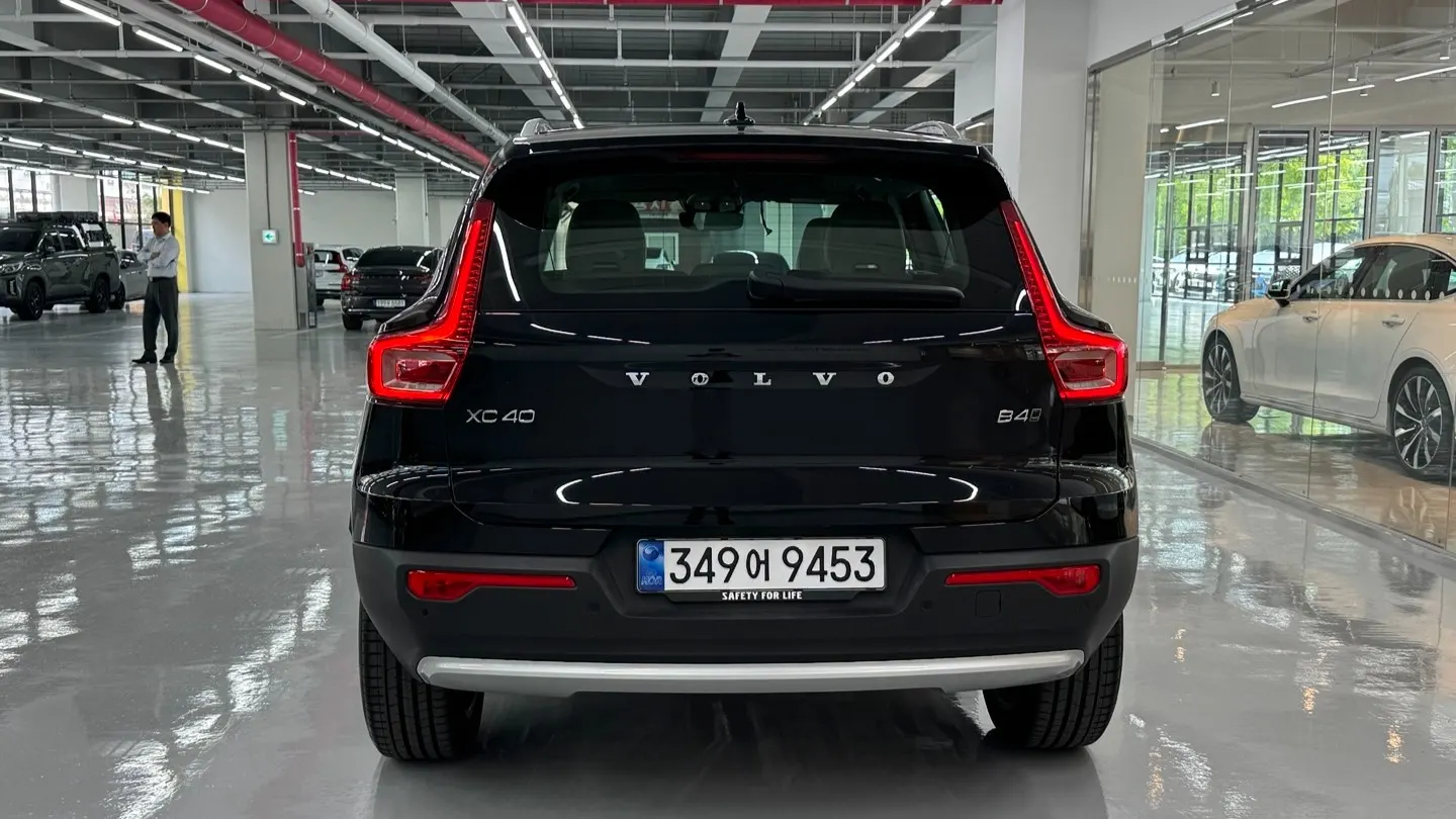 Volvo XC40 B4 2025 3/5