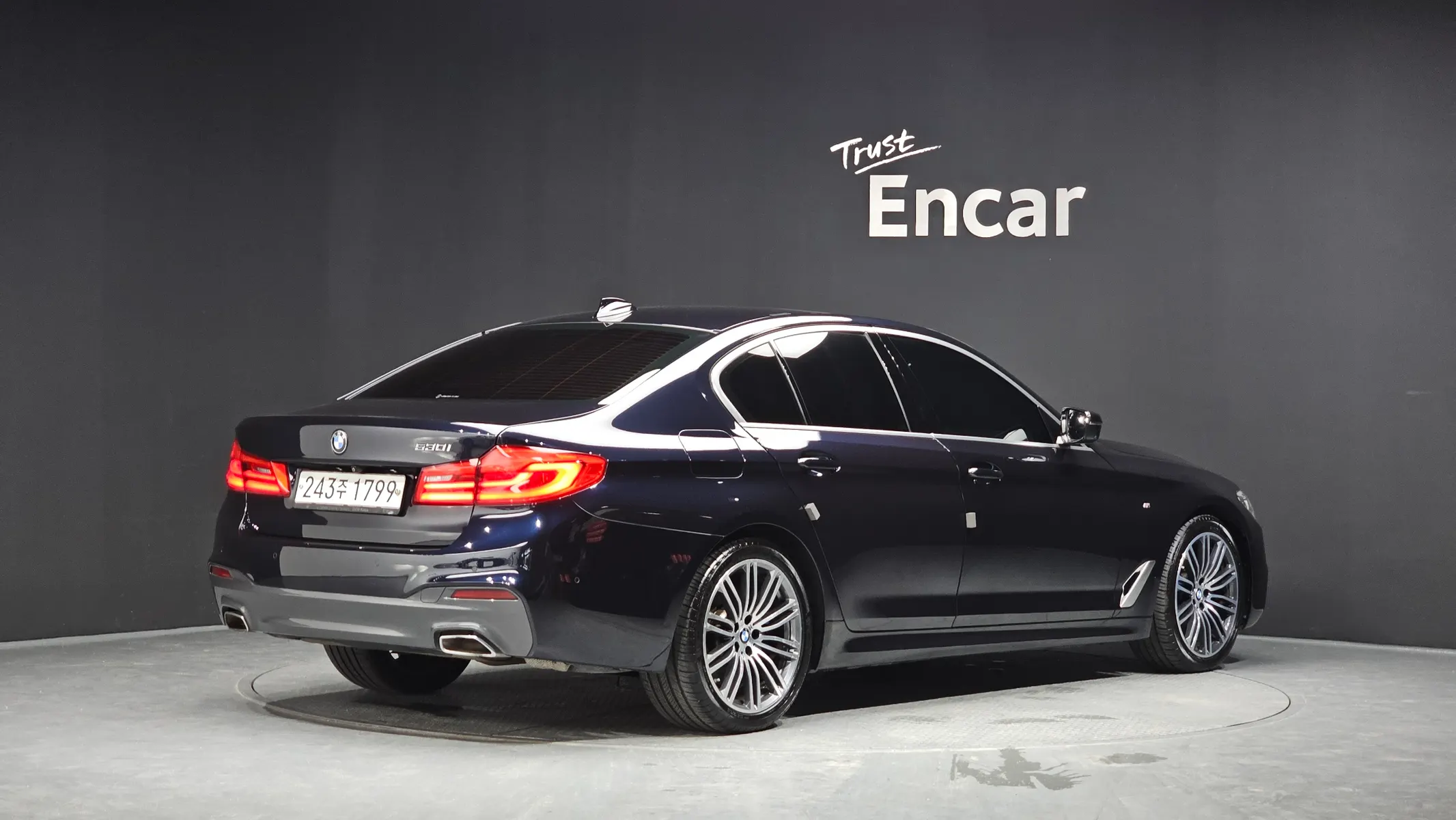 BMW 5 Series (G30) 530i M 2019 2/37