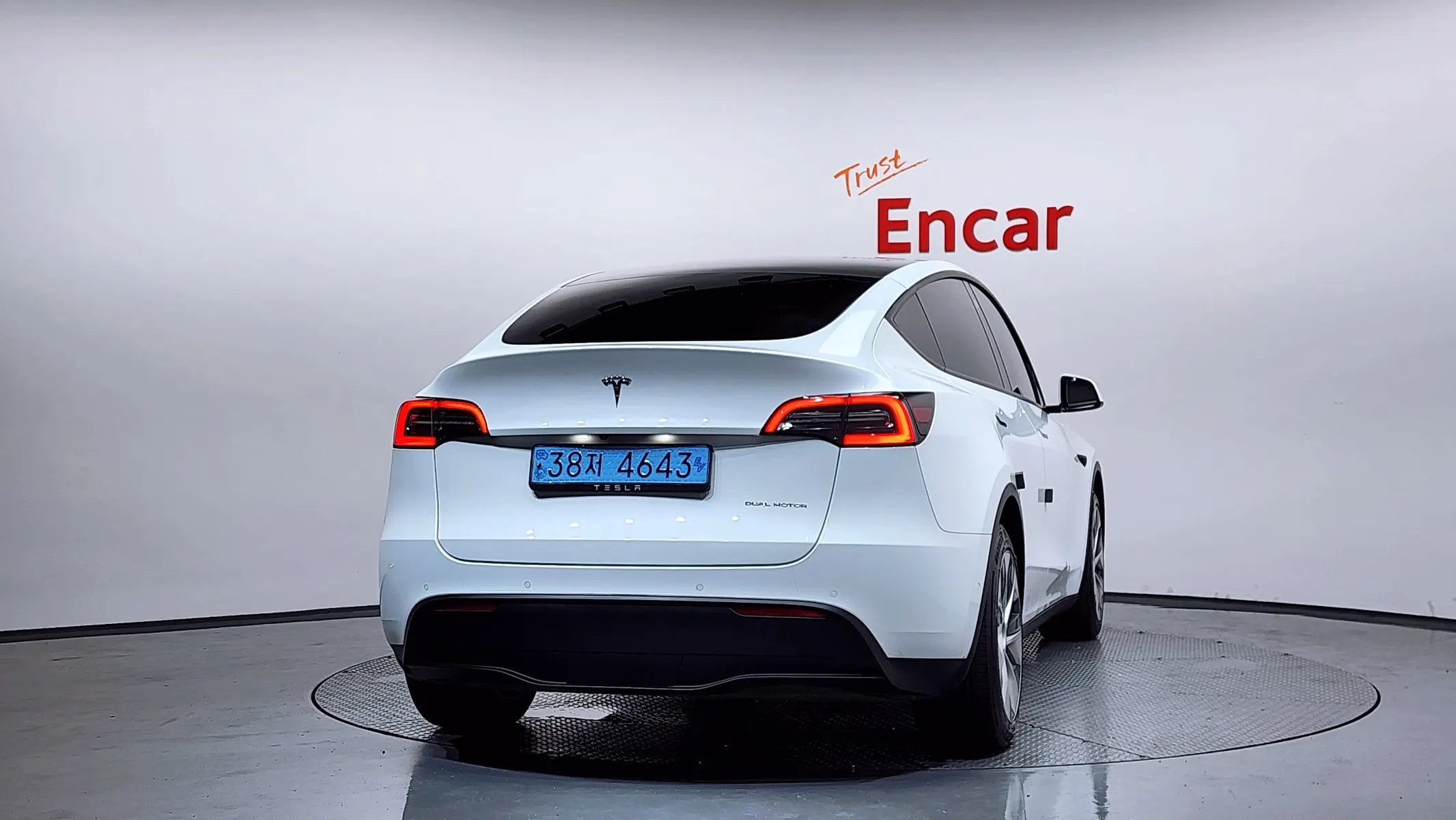 Tesla Y AWD 2021 3/5