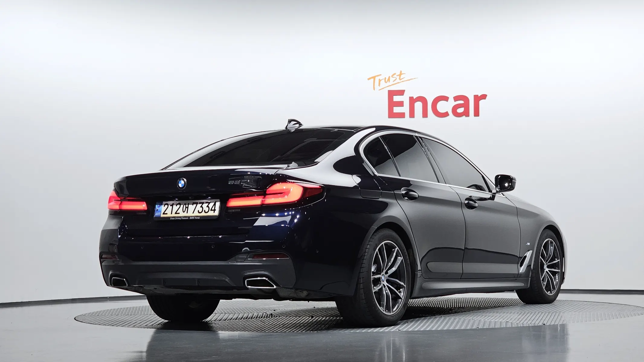 BMW 5 Series (G30) 520i M 2023 2/35