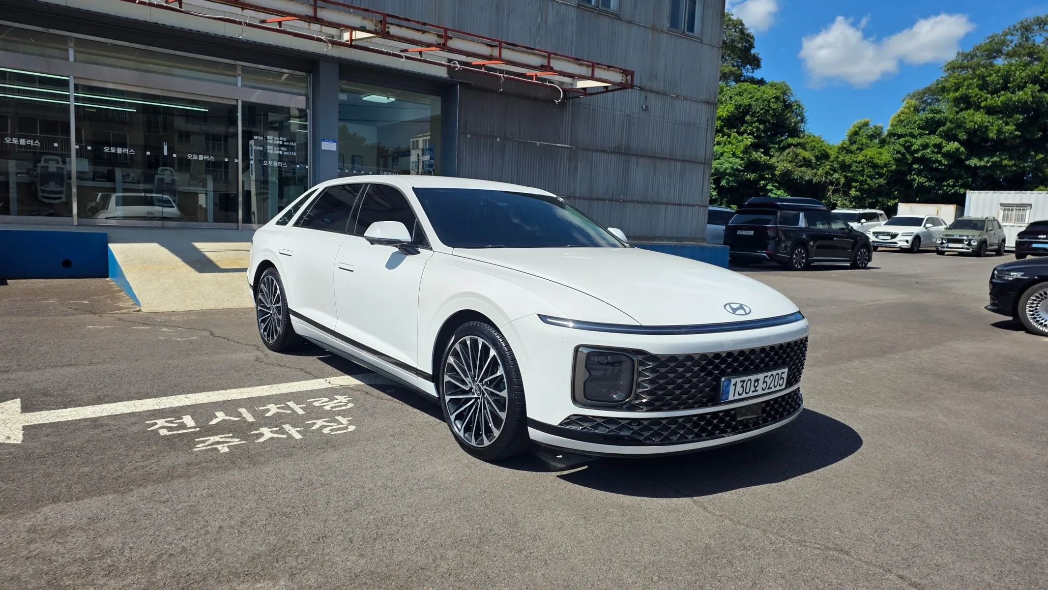 Hyundai (GN7) 2023 2/5
