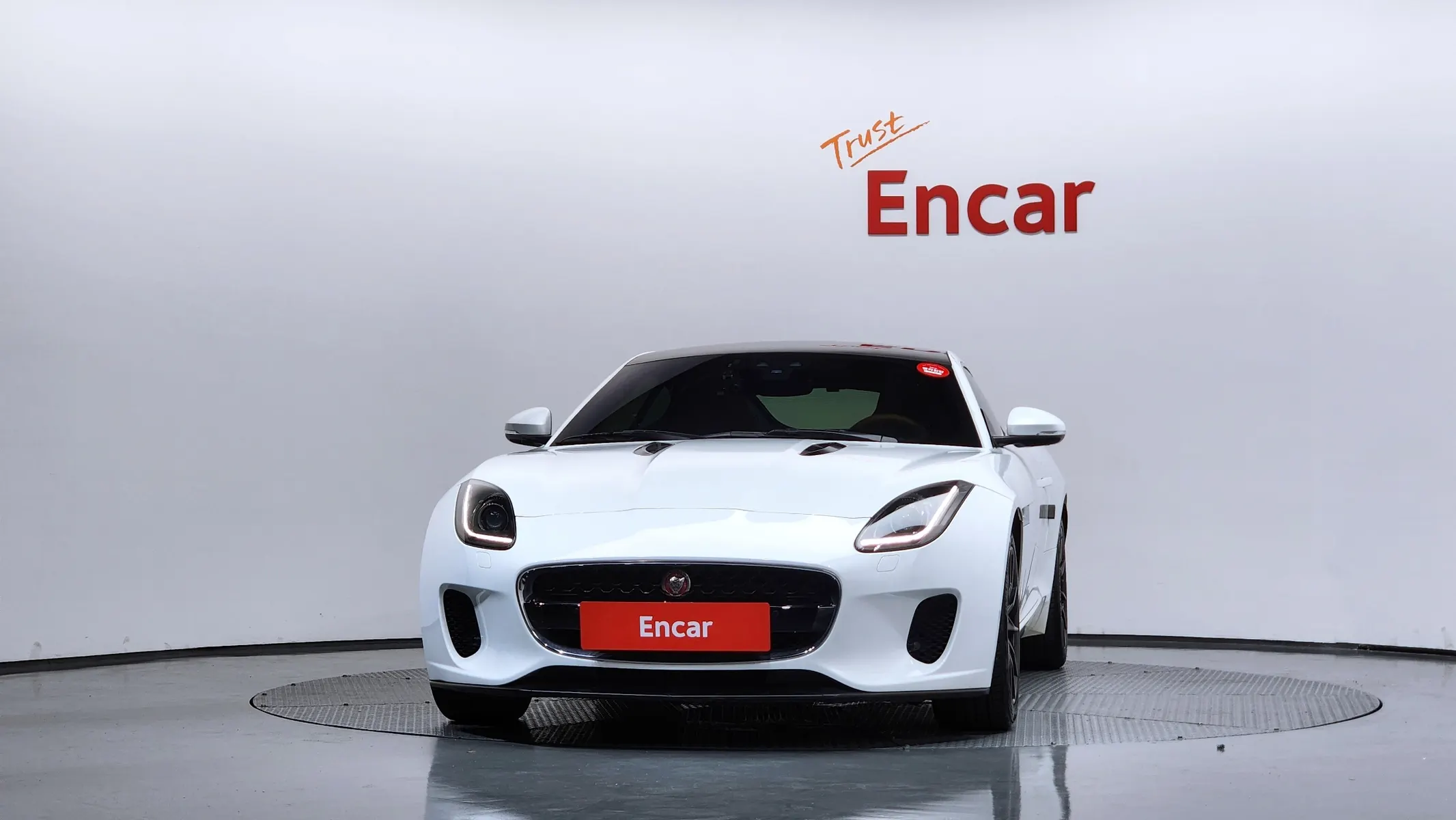 Jaguar F-TYPE P300 2019 2/5