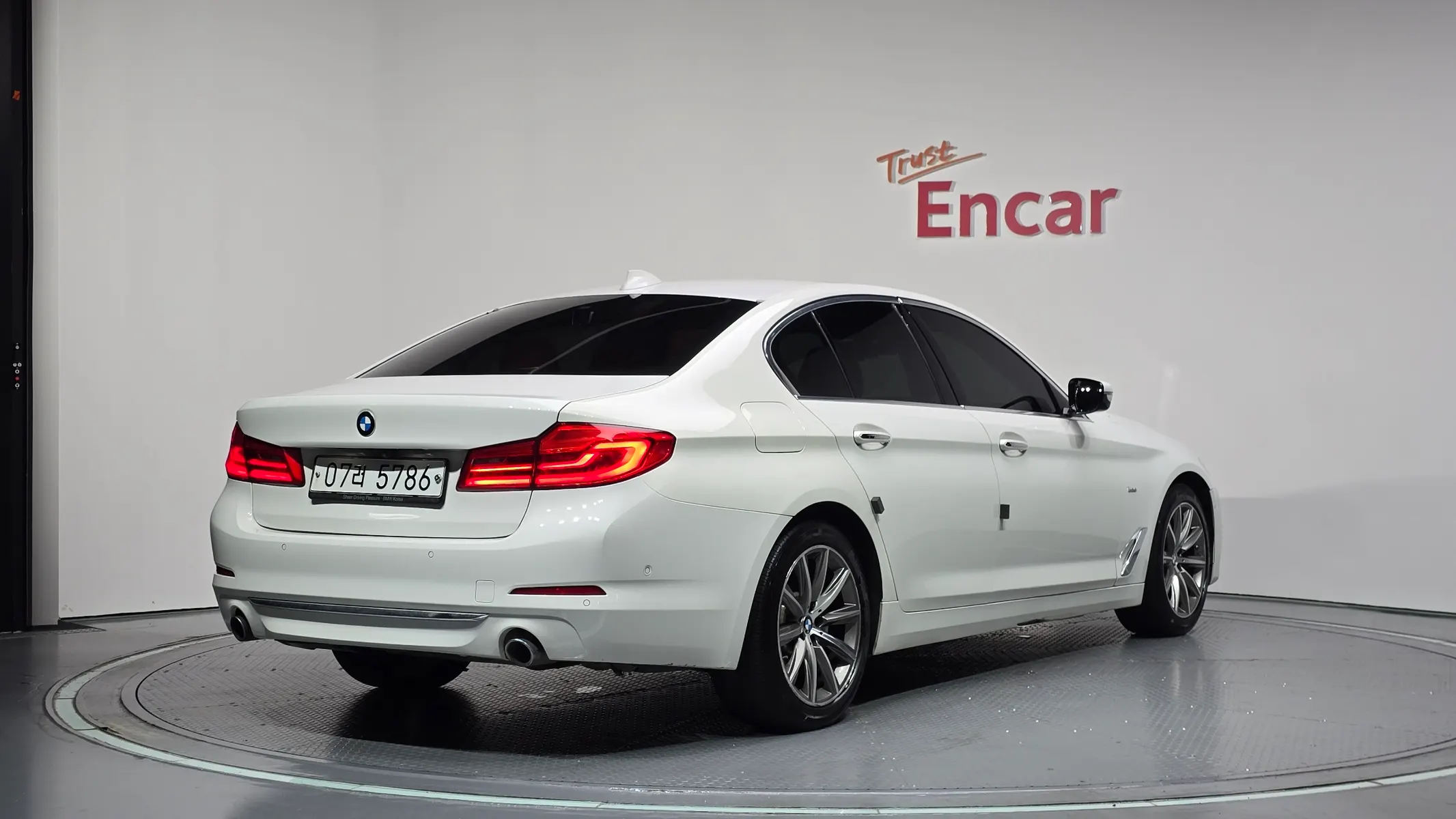BMW 5 Series (G30) 520i 2018 2/21