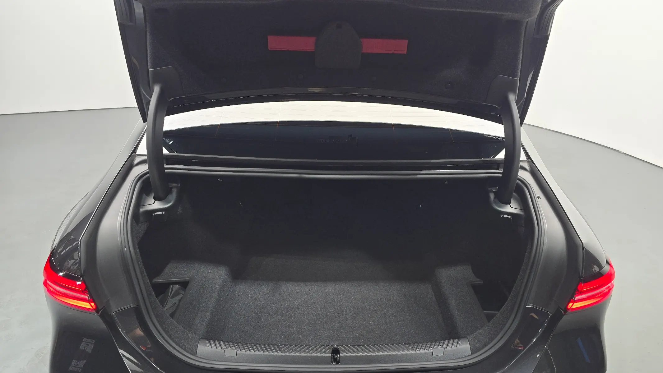BMW 5 Series (G60) 530e 2024 20/21