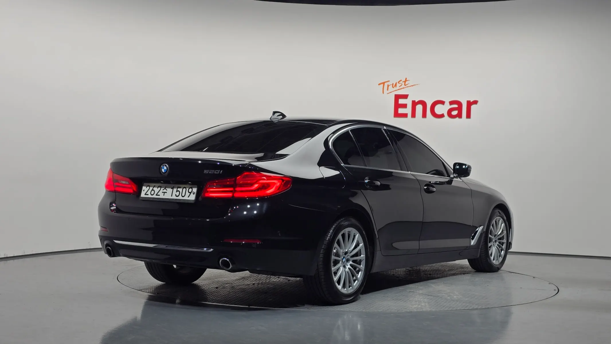 BMW 5 Series (G30) 520i 2019 2/32