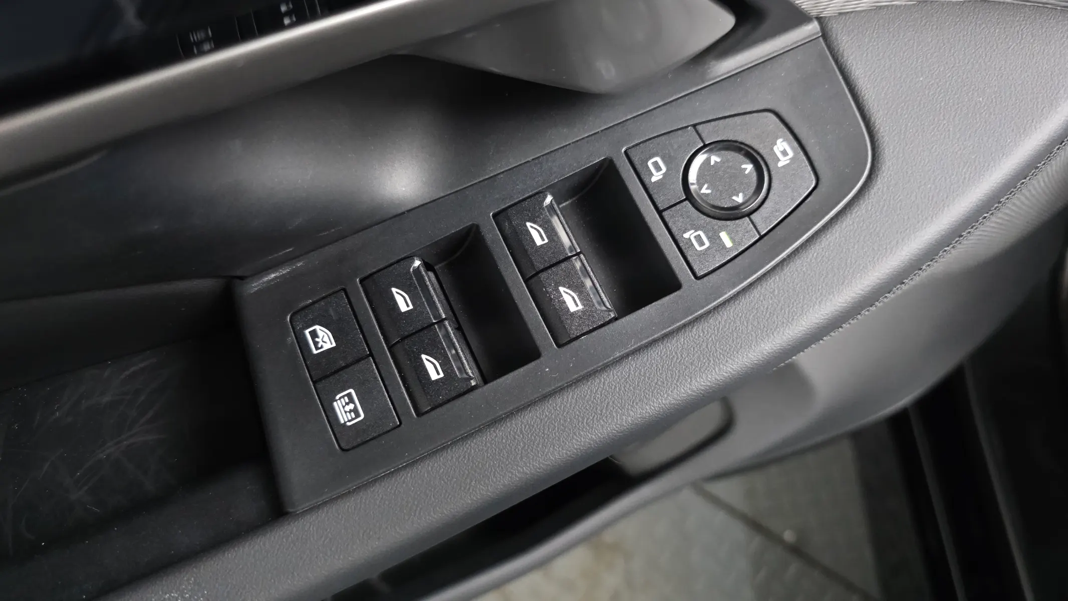 BMW 5 Series (G60) 530e M 2025 37/38