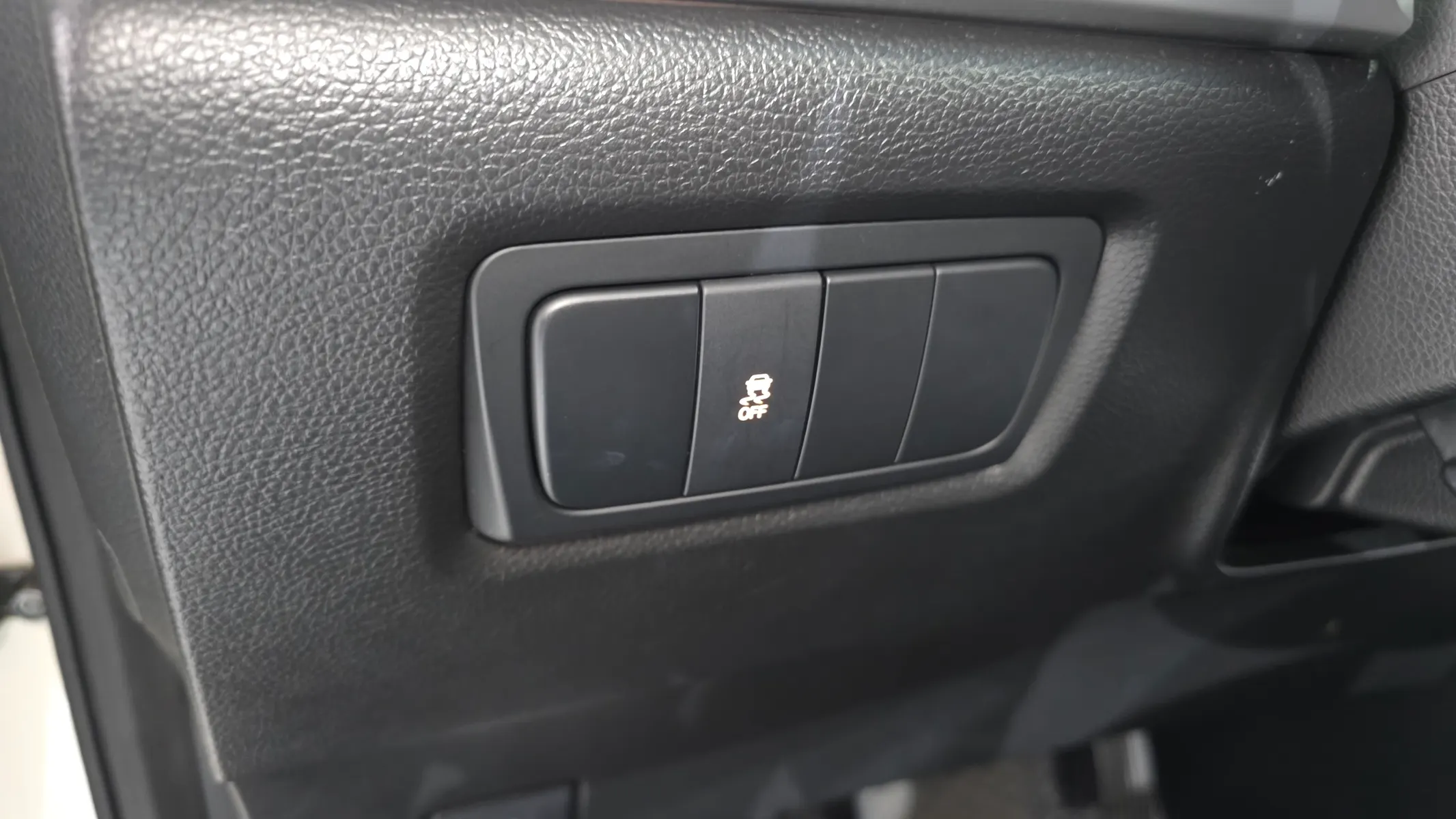 KG Mobility C 2.0 CVT 2WD 2014 30/31