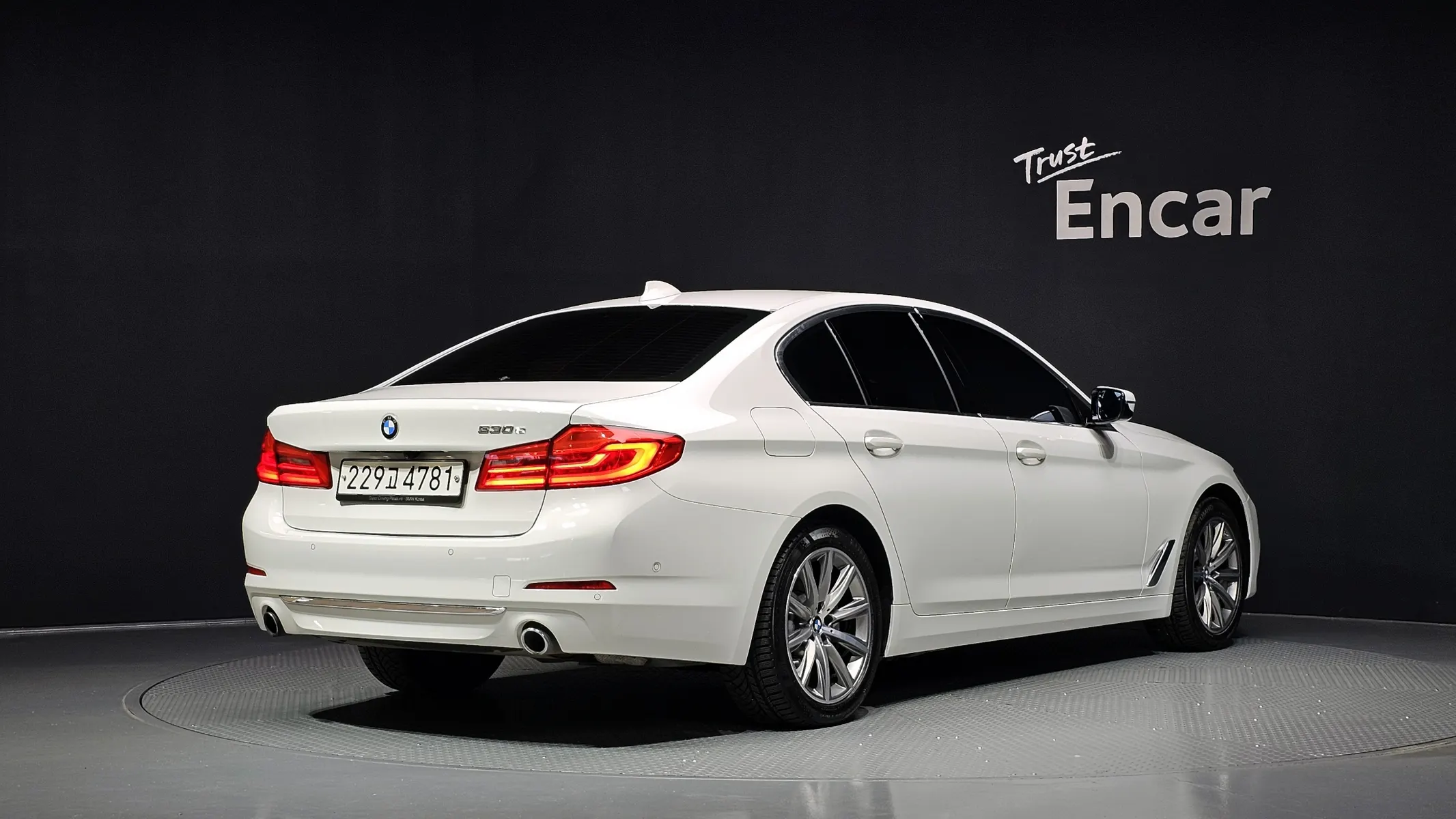BMW 5 Series (G30) 530e 2019 2/35