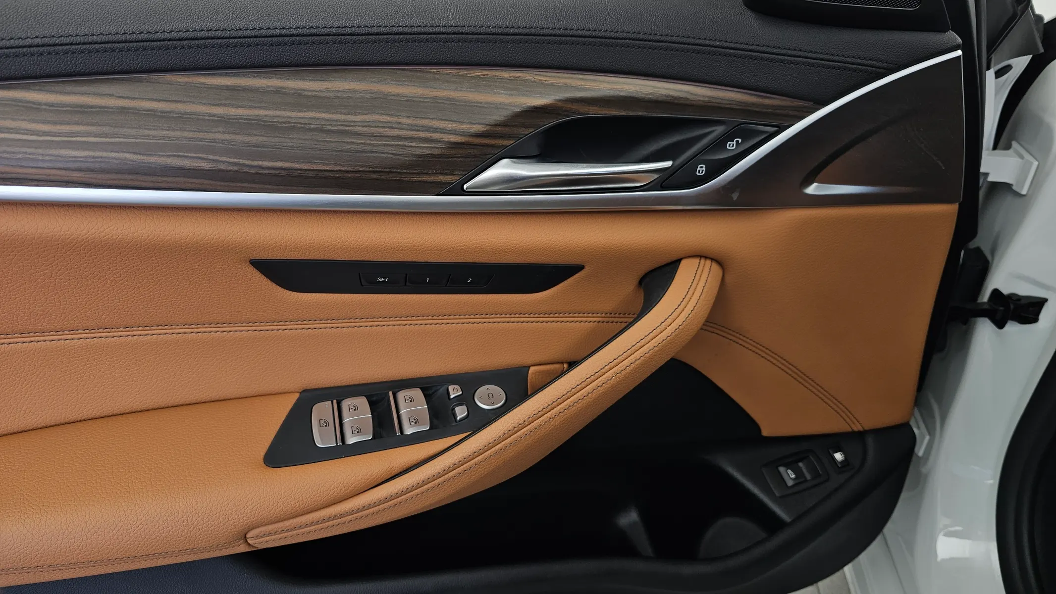 BMW 5 Series (G30) 530e 2019 34/35