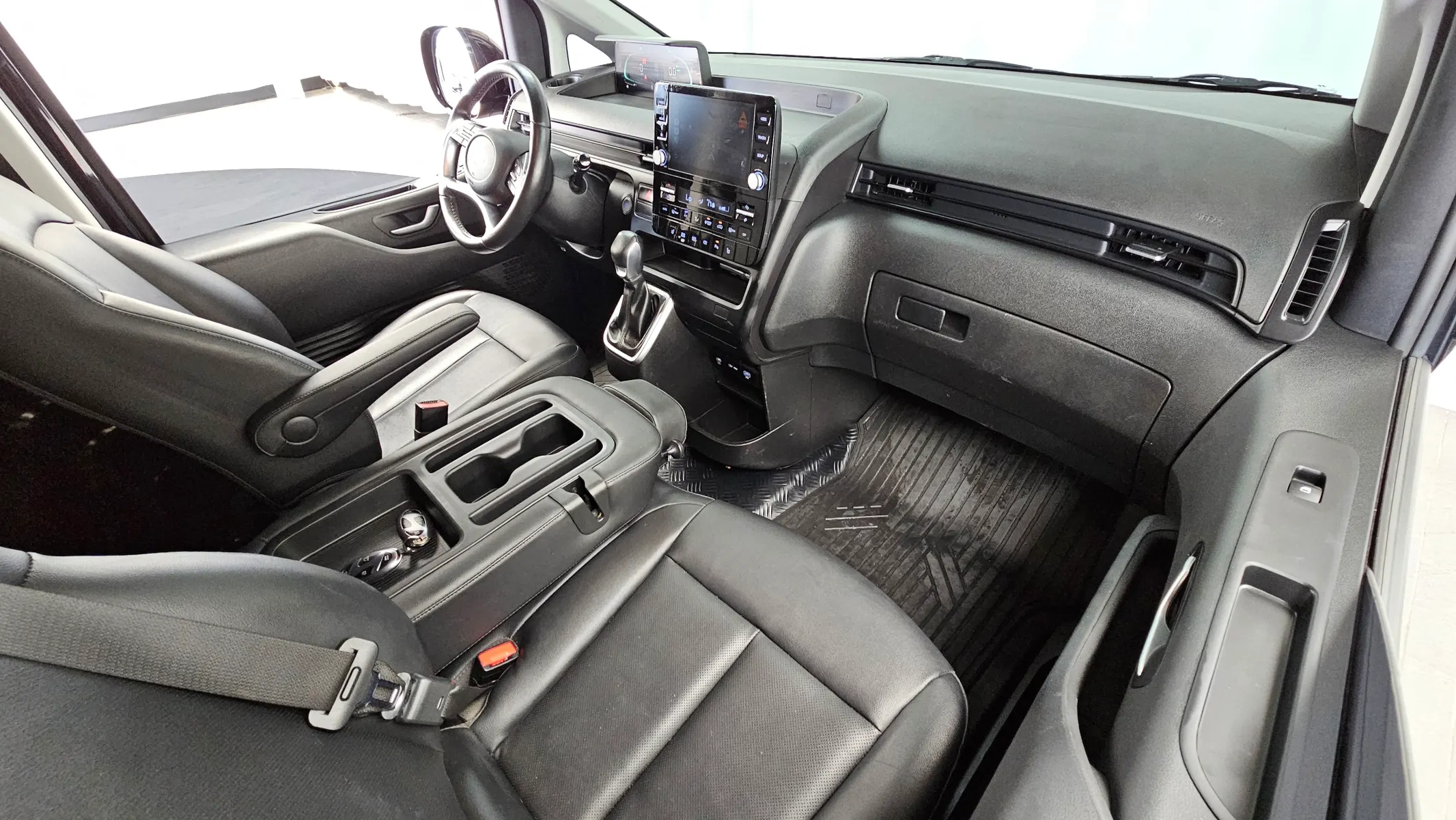 Hyundai Staria HEV 1.6 3 2024 4/5