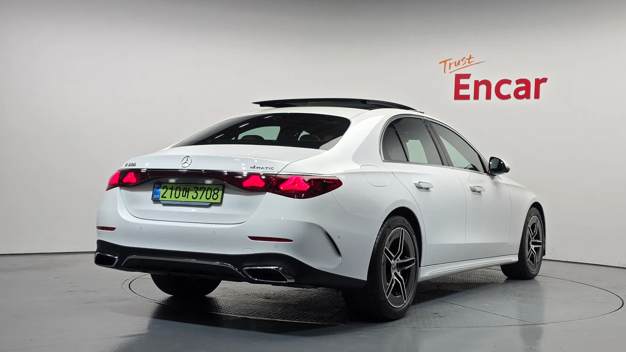 Mercedes-Benz E-Class W214 E300 4MATIC AMG Line 2026 2/33