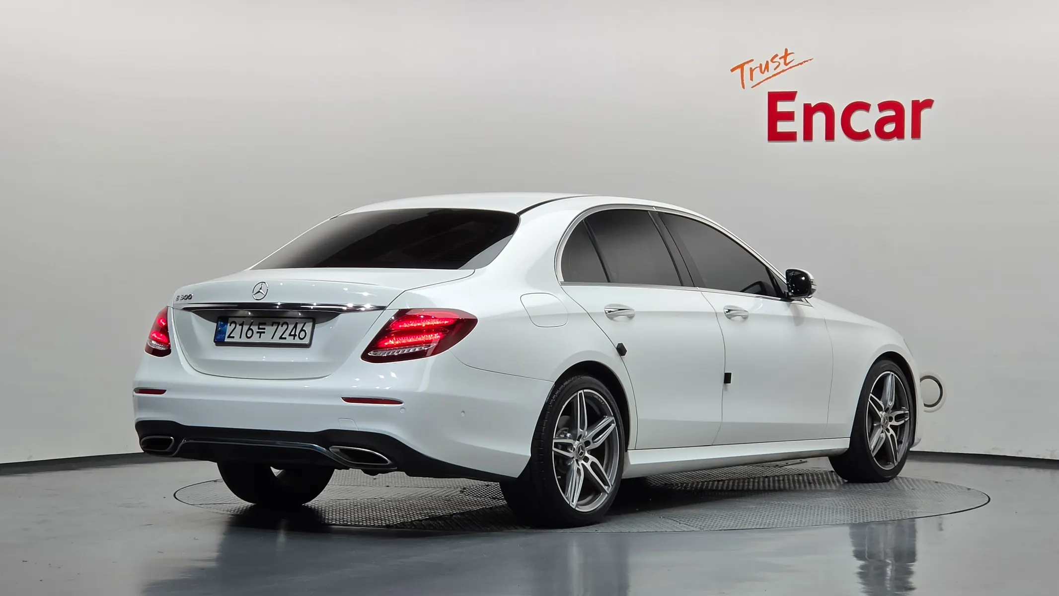 Mercedes-Benz E-Class W213 E300 AMG Line 2019 2/35