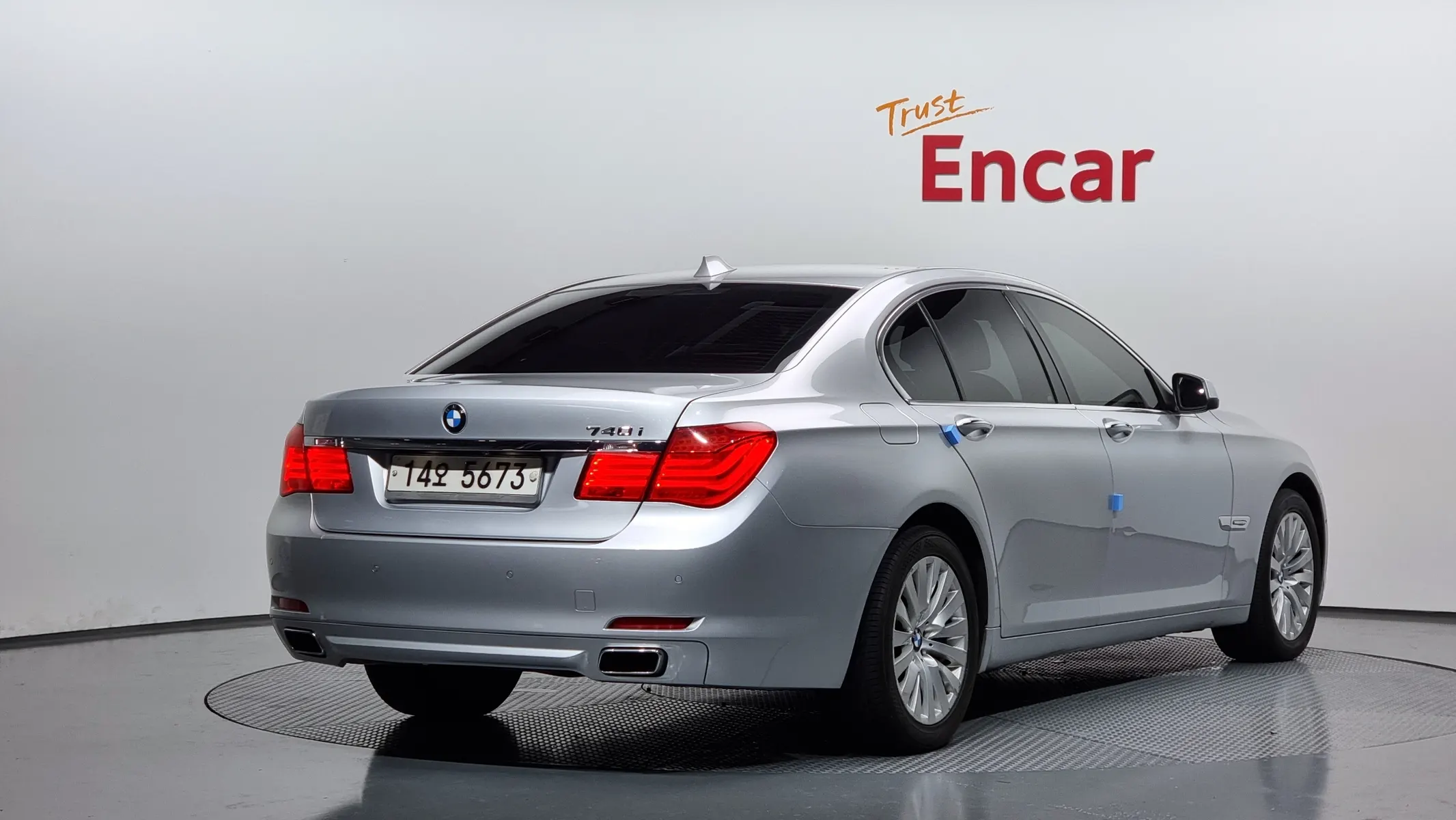 BMW 7 Series (F01) 740i 2010 2/21